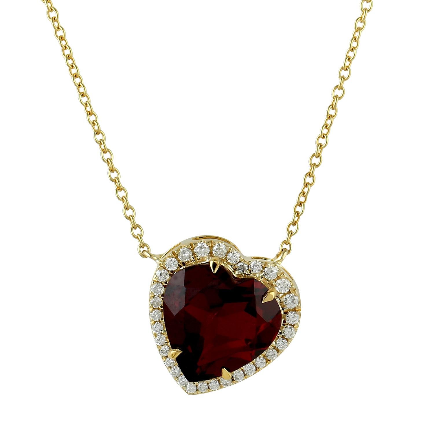 Taille mixte Chaîne collier pendentif en forme de cœur en grenat rouge et diamants en or jaune 14 carats en vente