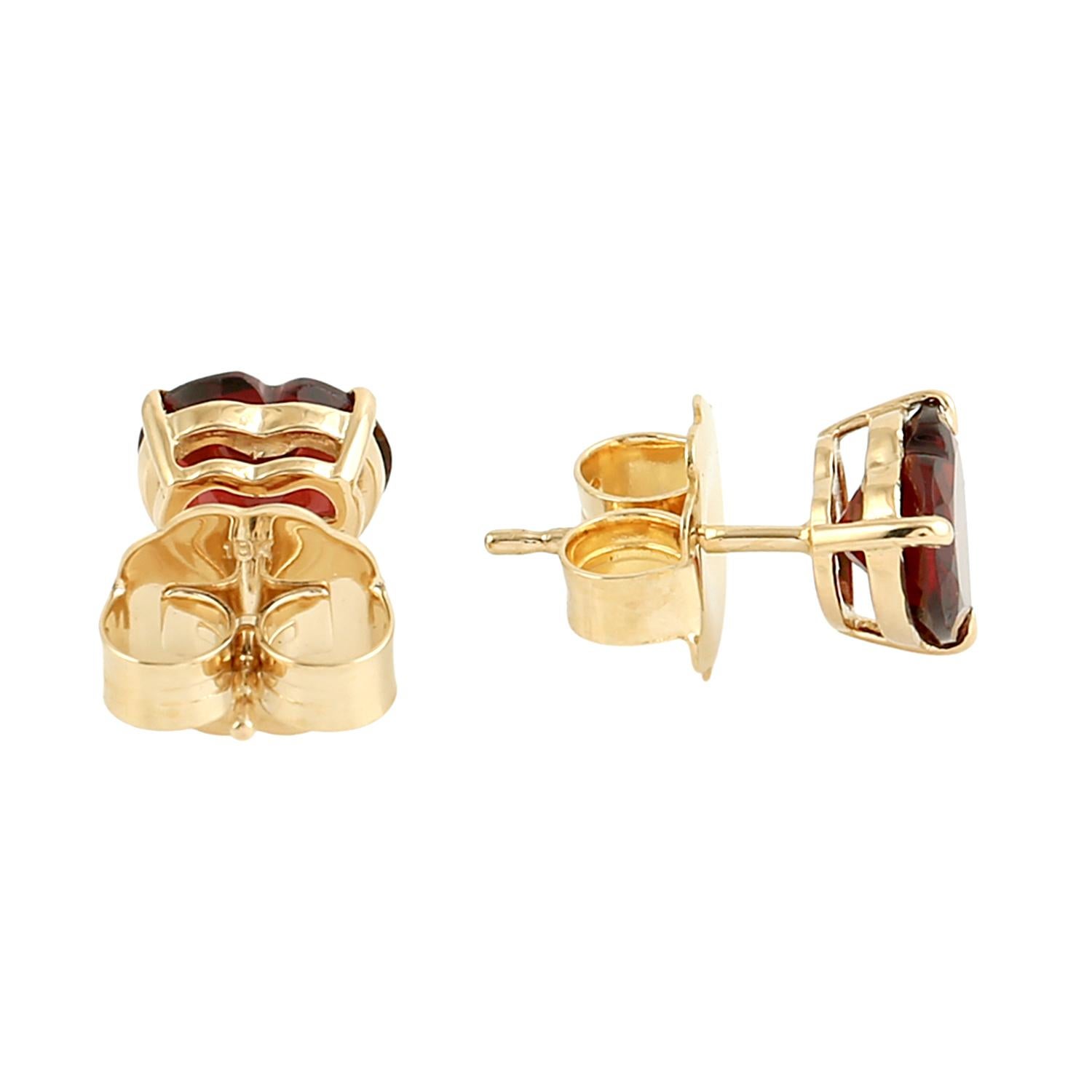 Taglio misto Heart Shaped Red Garnet Minimal Studs In 18k Yellow Gold in vendita