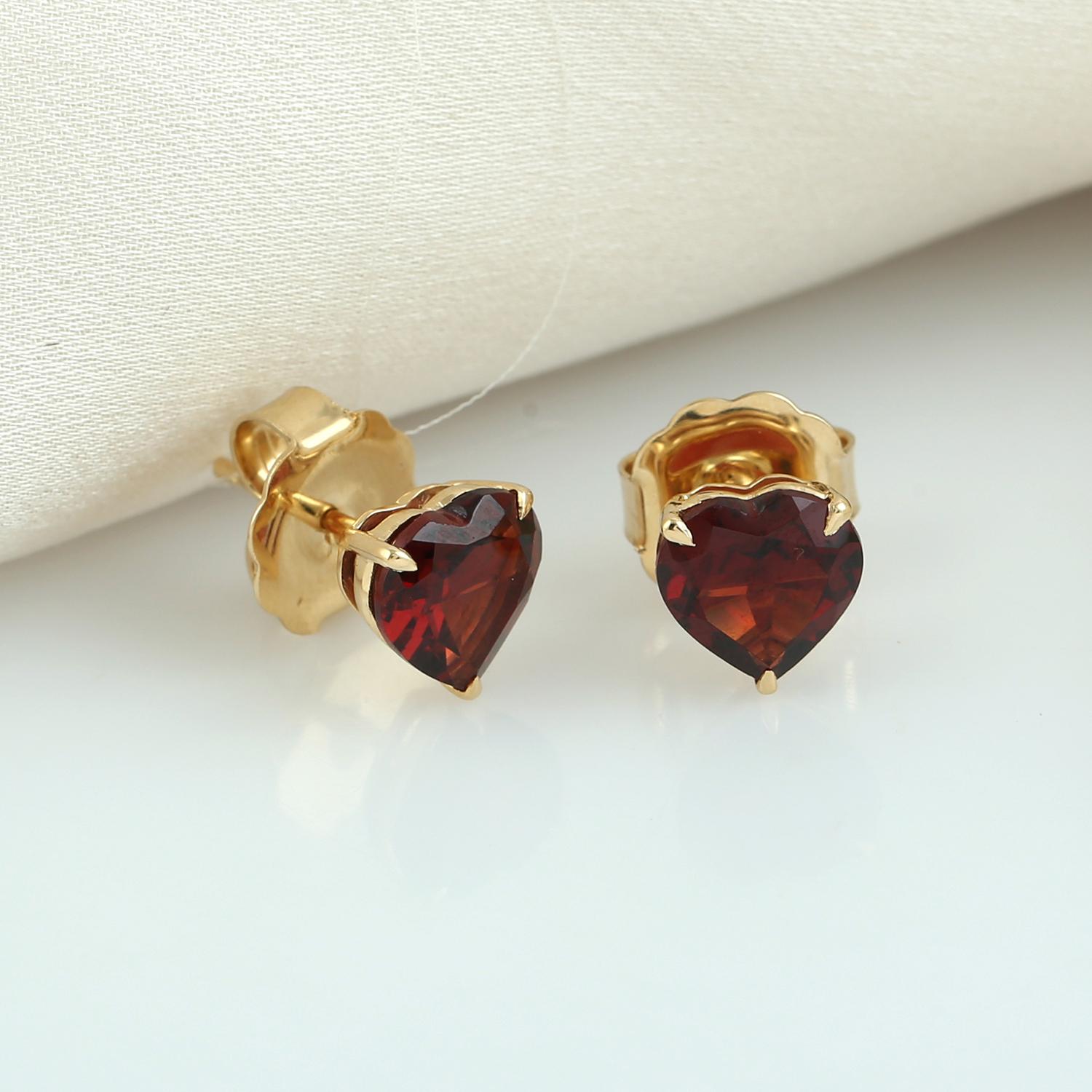 Heart Shaped Red Garnet Minimal Studs In 18k Yellow Gold In condizioni Nuovo in vendita a New York, NY
