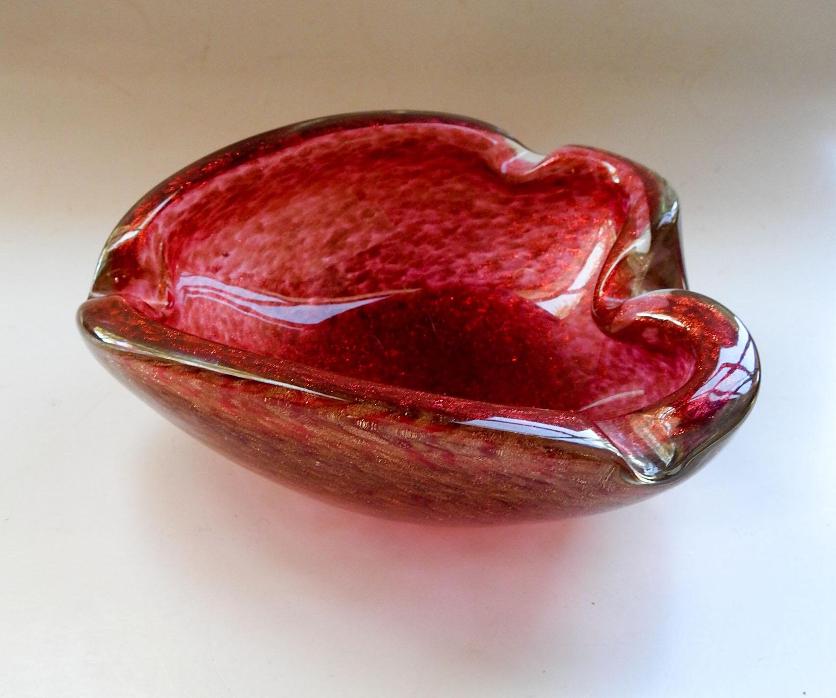 Vieux bol ou cendrier en verre de Murano rose foncé avec des mouchetures métalliques dorées. En forme de cœur, tampons en feutre sur le fond, une petite rayure sur la surface extérieure.