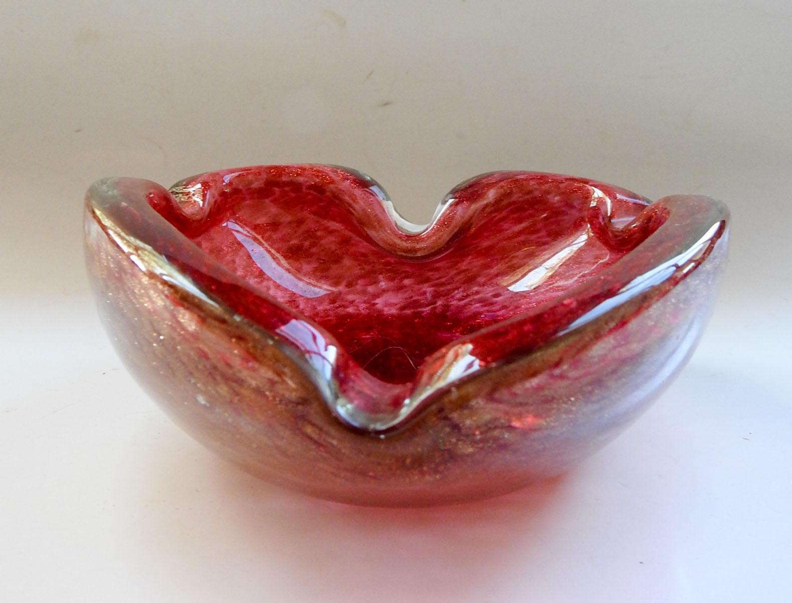 Heart Shaped Red Pink Gold Sparkles Murano Glass Bowl In Good Condition For Sale In Seguin, TX