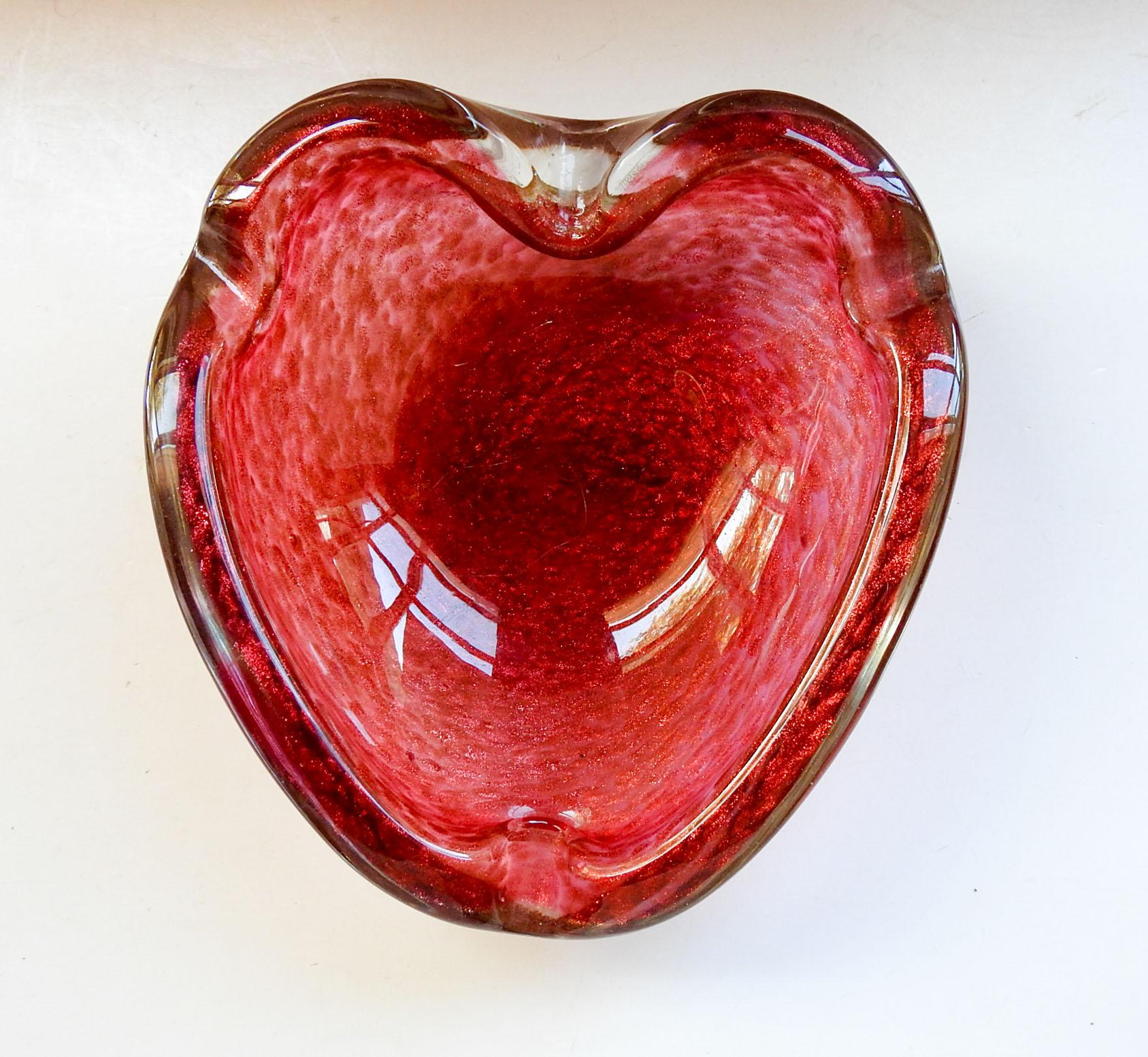 Verre d'art Bol en verre de Murano en forme de cœur rouge, rose et or scintillant en vente