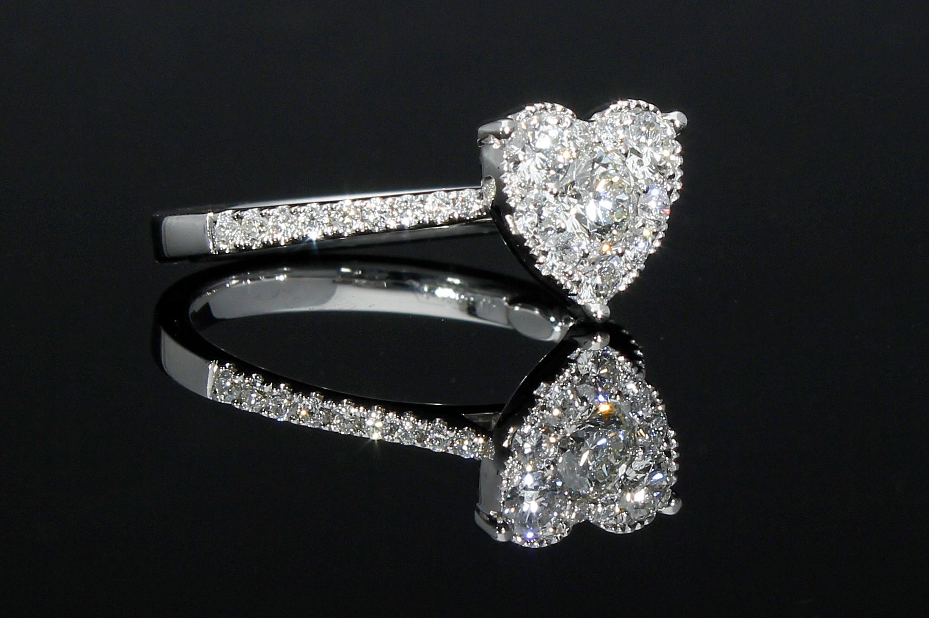 Moderne Bague de fiançailles en forme de cœur avec 0,75 carat de diamants en vente