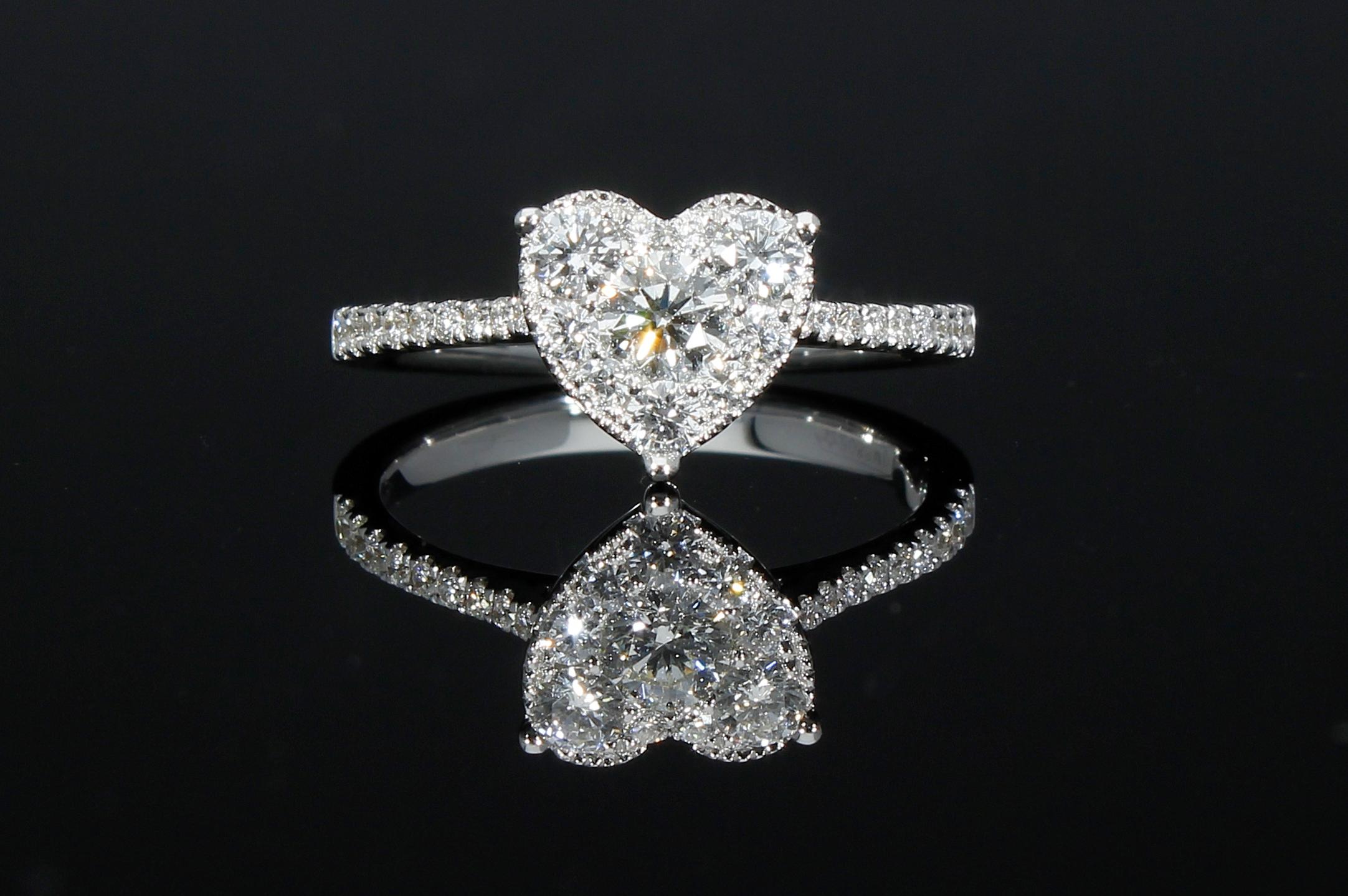 Taille brillant Bague de fiançailles en forme de cœur avec 0,75 carat de diamants en vente