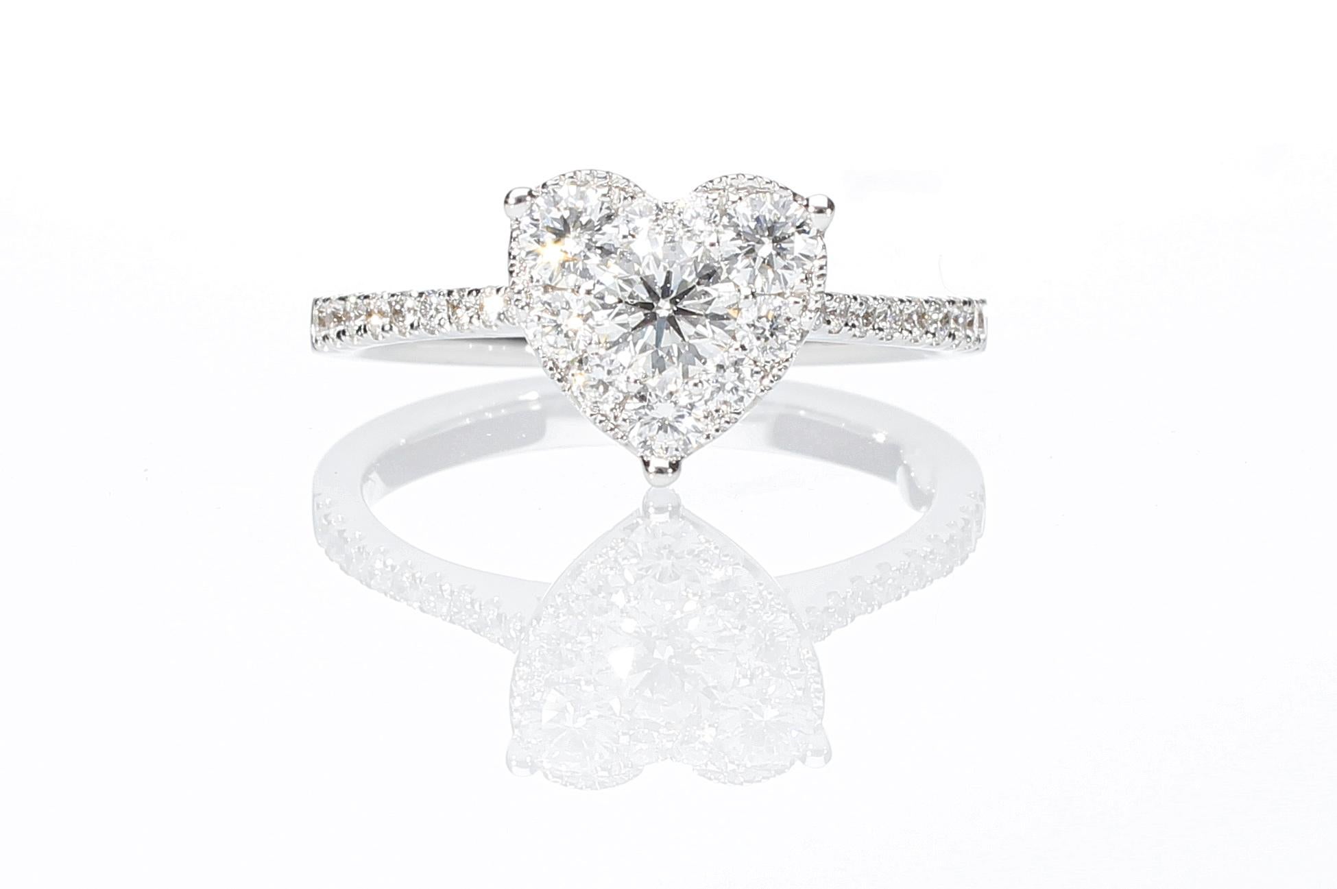 Heart-Shaped Engagement Ring with 0.75 ct of Diamonds In New Condition For Sale In Rome, IT