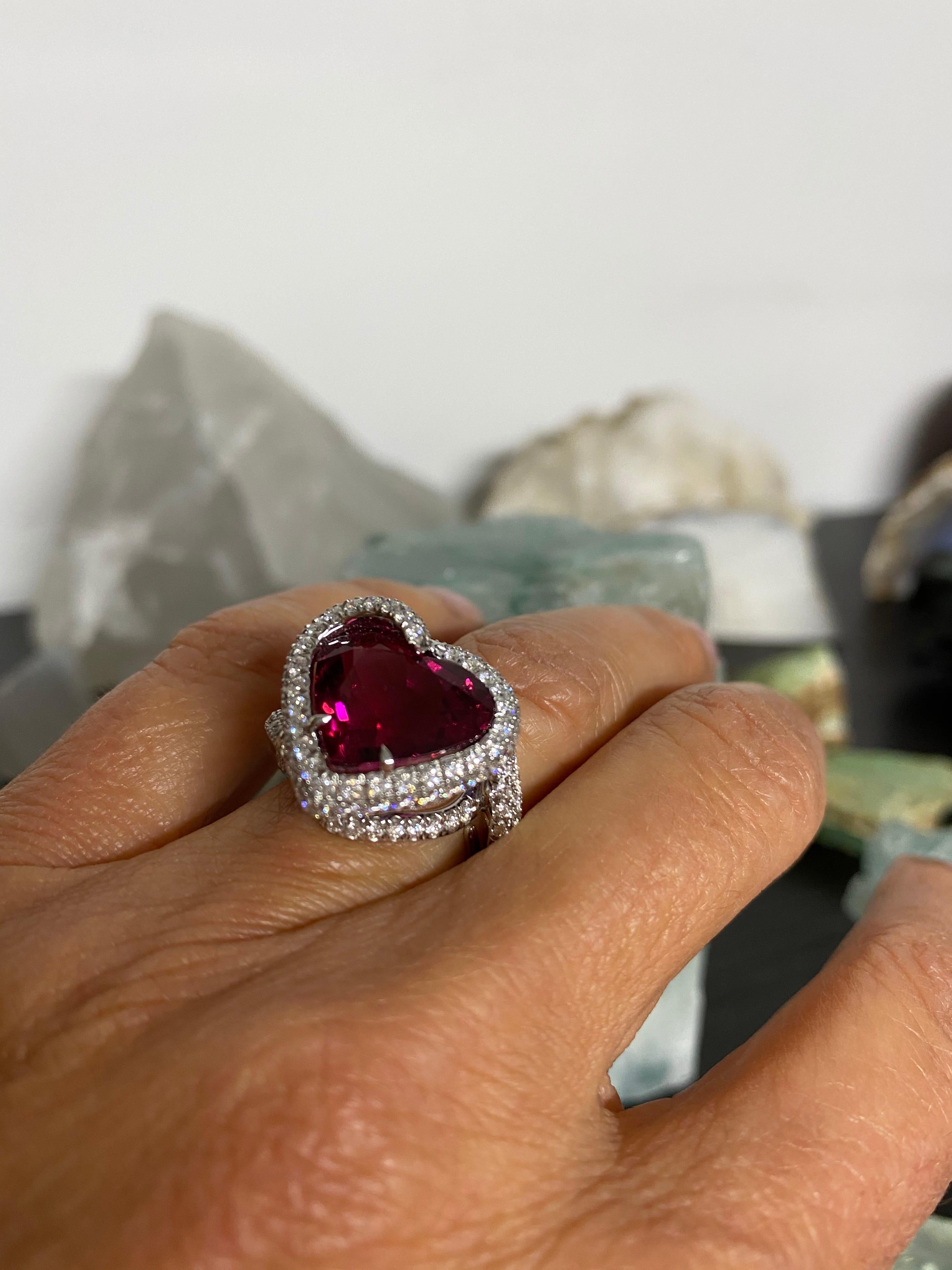 Unique Diamonds Rubellite Tourmaline 18 KT White Gold Heart Ring In New Condition For Sale In Valenza , IT
