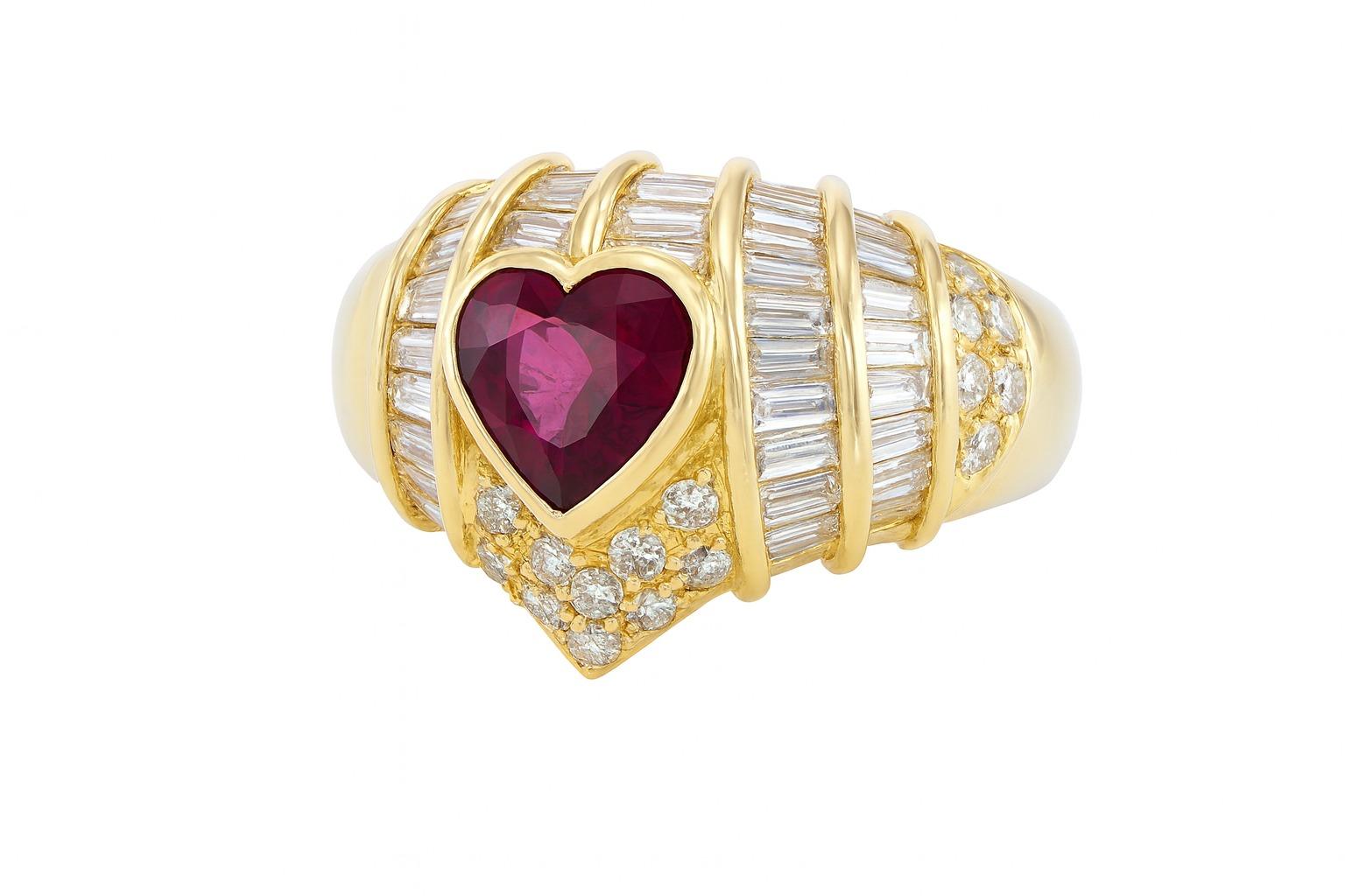 Contemporary Heart-Shaped Ruby and Diamond 4.00 Carat Ring in 18K Yellow Gold For Sale