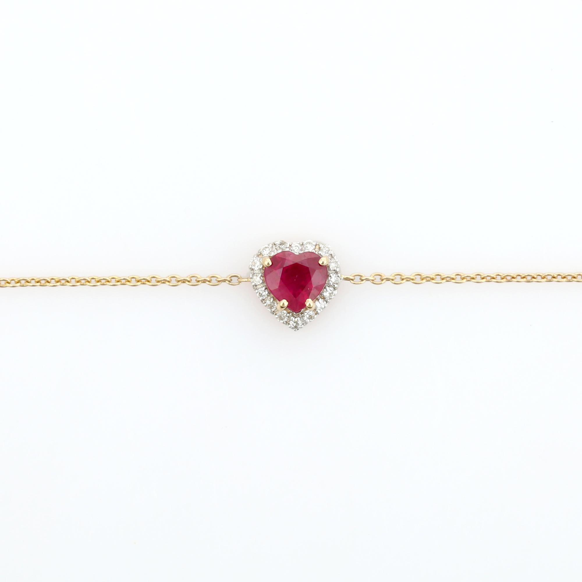 Questo elegante bracciale presenta un rubino naturale a forma di cuore di 0,43 carati, circondato da un'aureola di diamanti rotondi a taglio brillante per un totale di 0,05 carati. Le pietre sono incastonate in una montatura sicura, con il rubino al