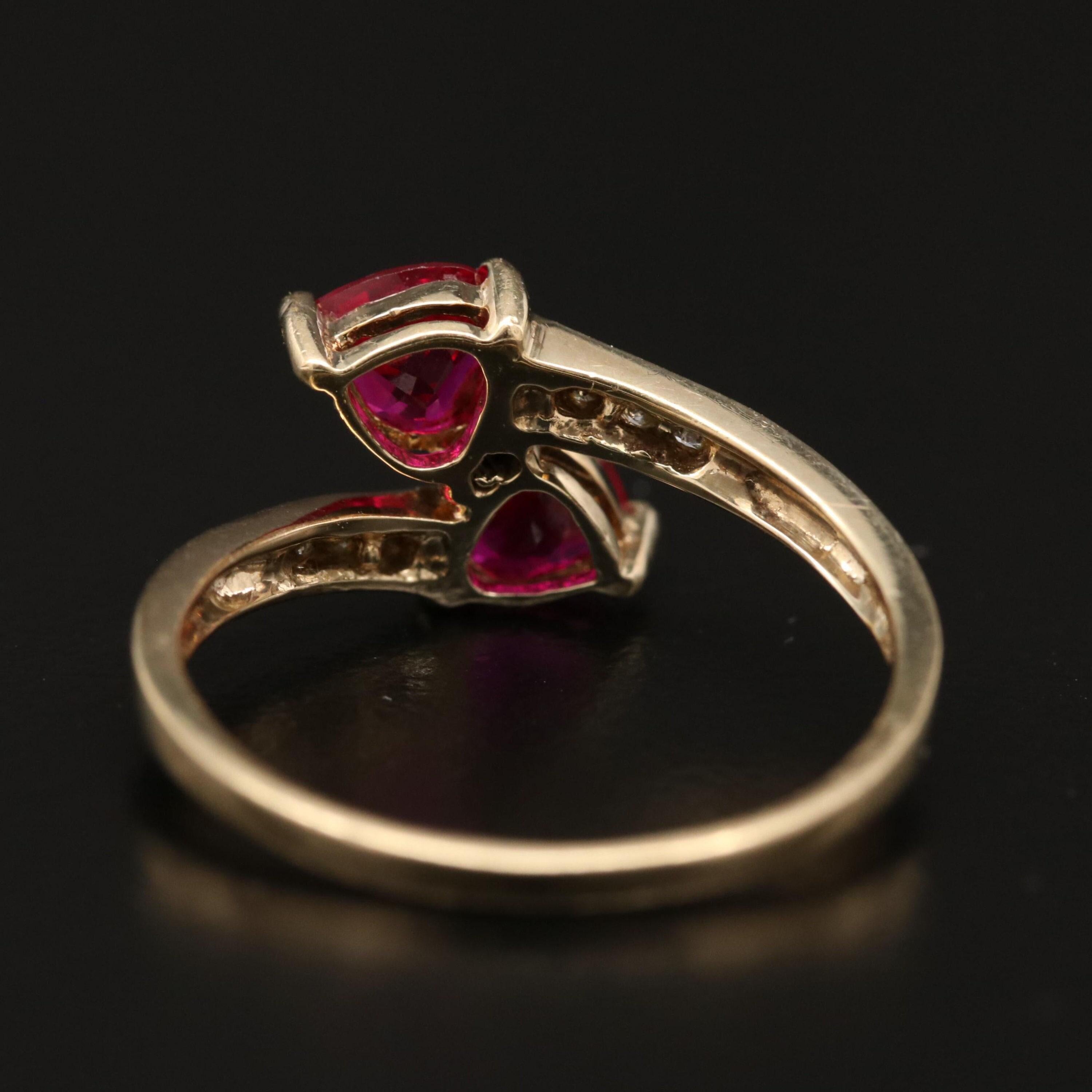 Im Angebot: Herzförmiger Rubin-Diamanten-Verlobungsring aus 18 Karat Gold () 5