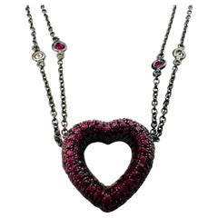 Ciondolo con rubino a forma di cuore e collana con diamanti e rubini a forma di stazione