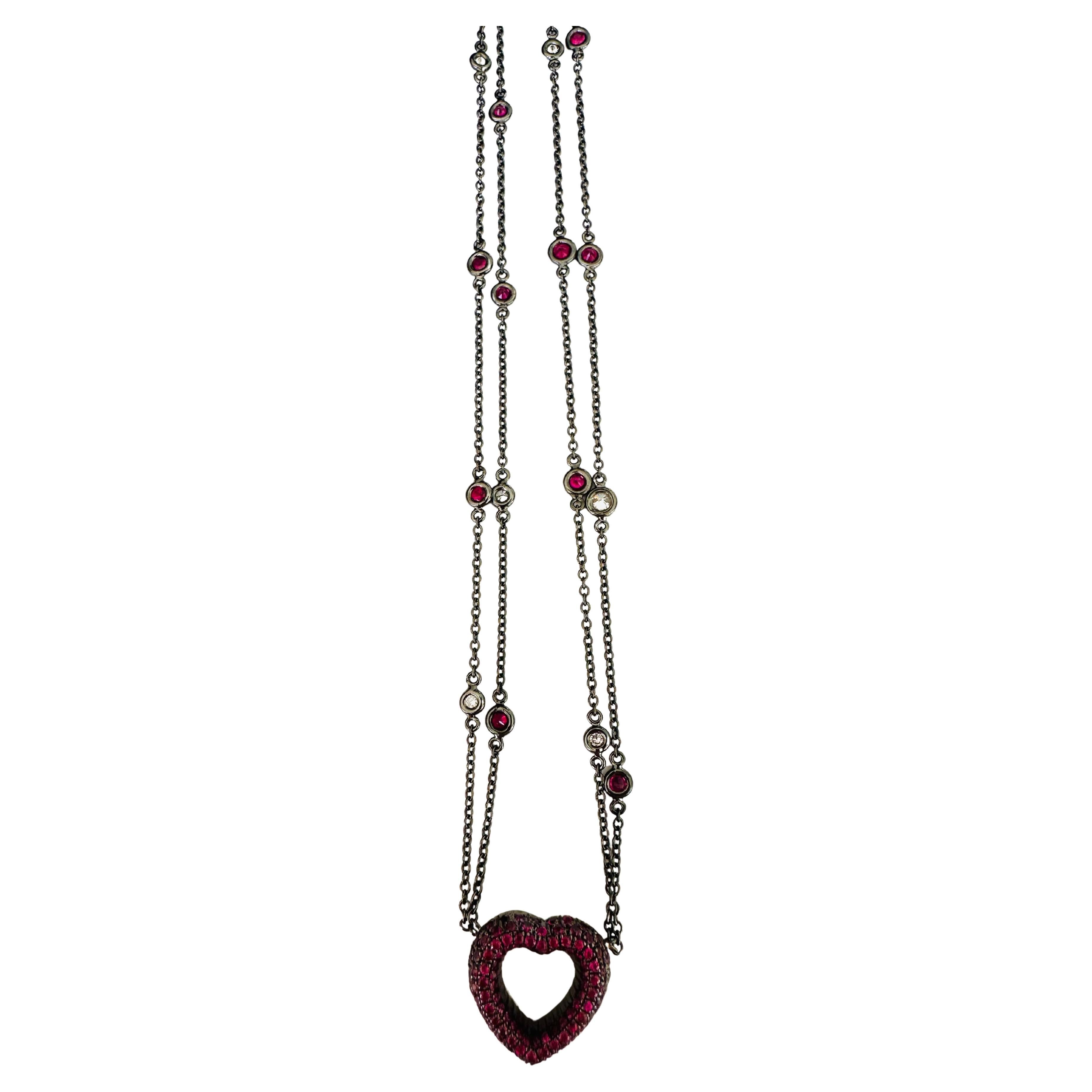 Herzförmiger Rubin-Anhänger und Diamant- und Rubin-Station-Halskette im Angebot