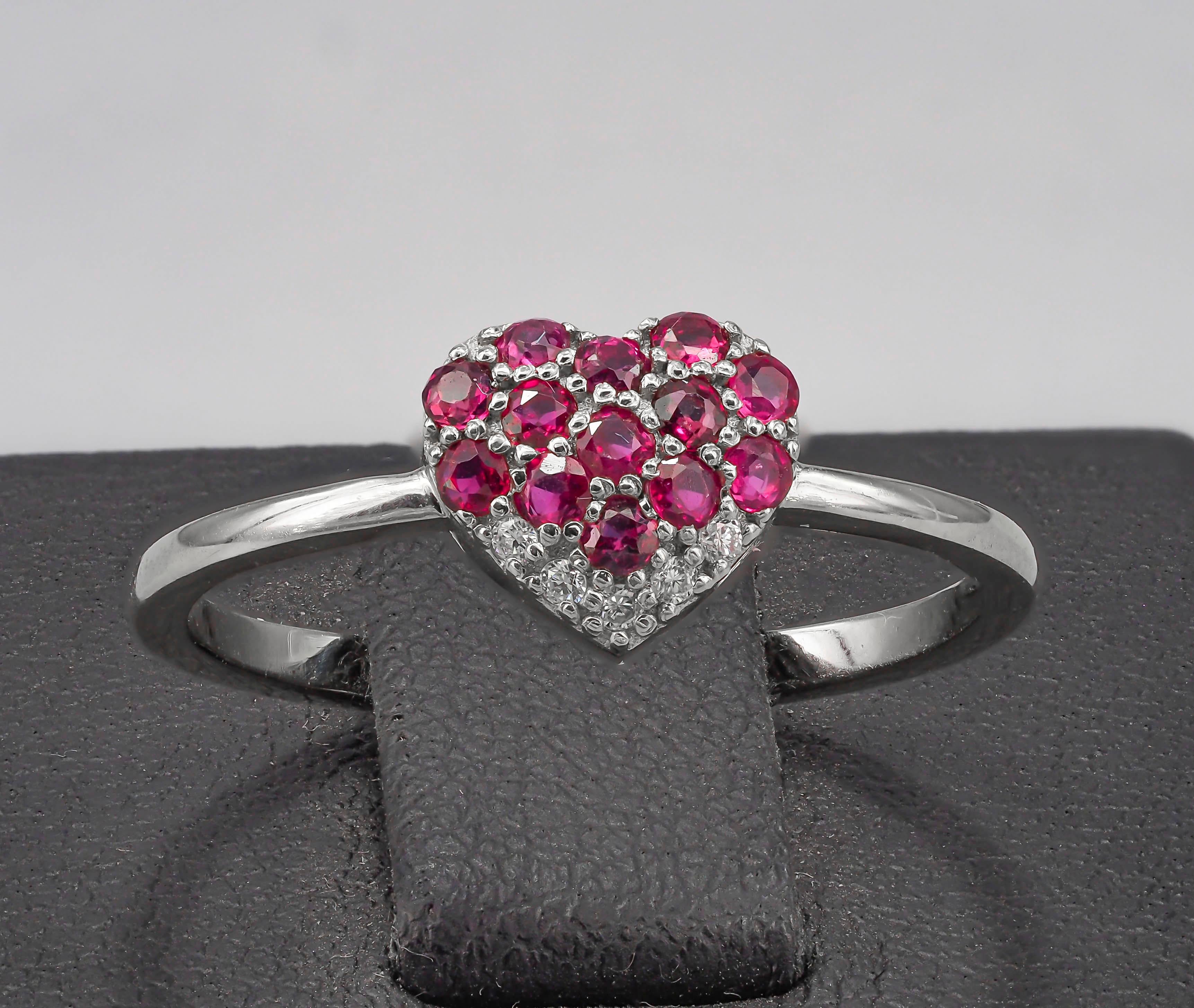 Round Cut Heart shaped ruby ring.  For Sale