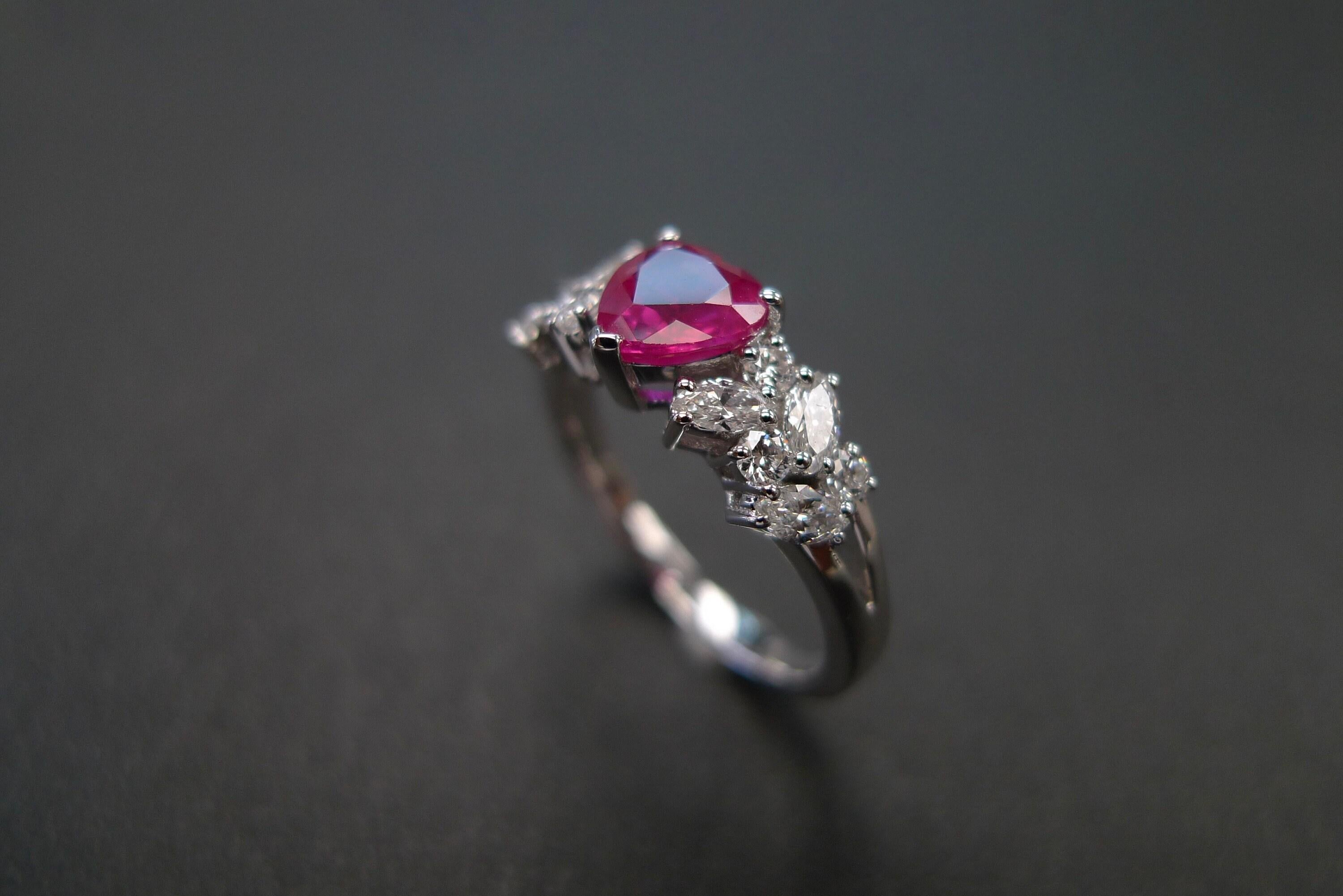 Im Angebot: Herzförmiger Rubinring mit Marquiseschliff-Diamant-Akzenten aus 18 Karat Weißgold () 6