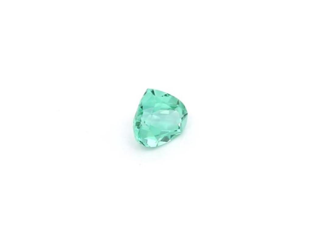 Modern Heart-Shaped Russian Emerald Loose Gemstone 0.51 Carat For Sale