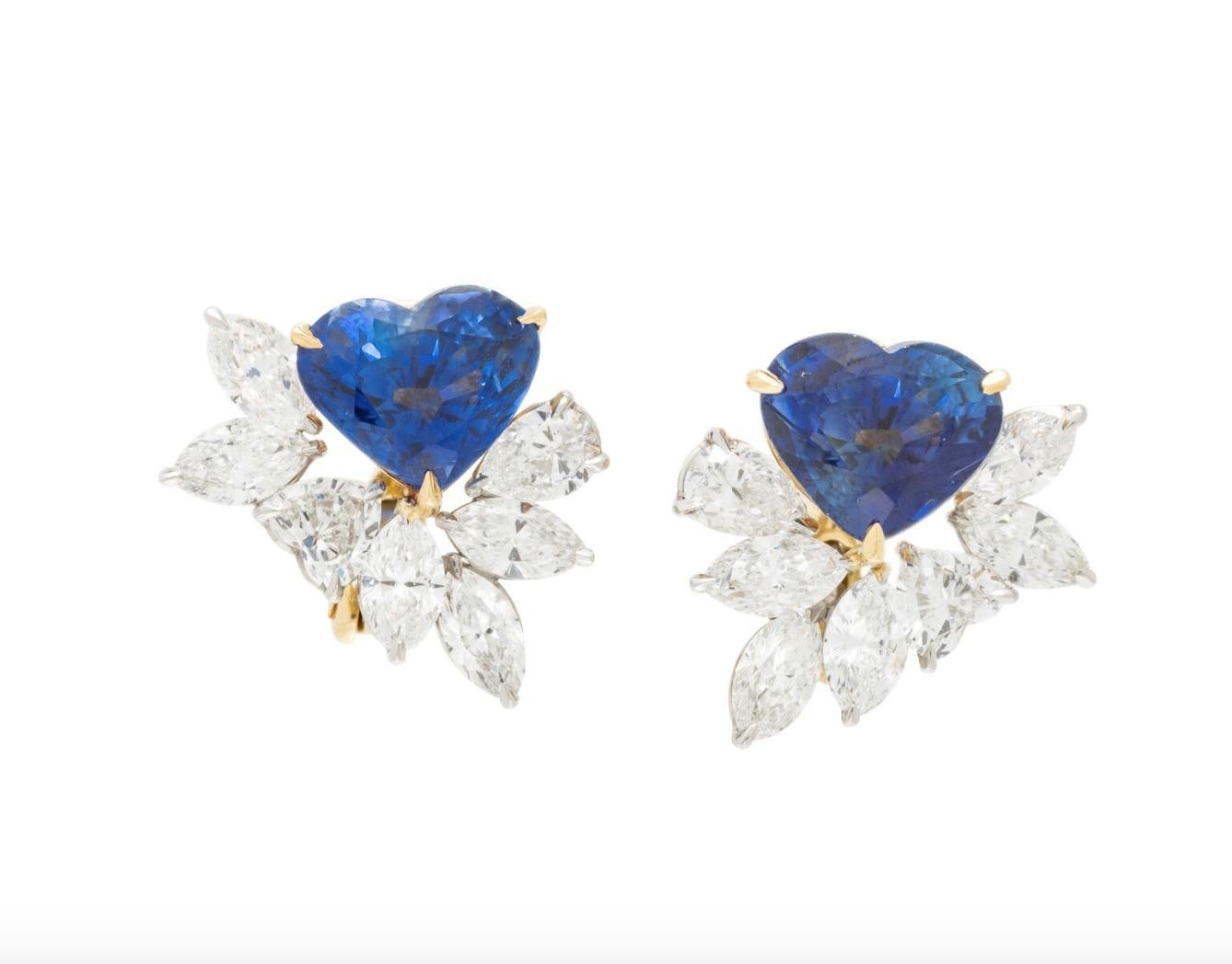 Ces magnifiques boucles d'oreilles présentent deux saphirs en forme de cœur pesant environ 2,50 et 2,65 carats par calcul, avec des diamants en forme de marquise, de poire et de cœur pesant environ 3,15 carats au total. Réalisées en or jaune 18