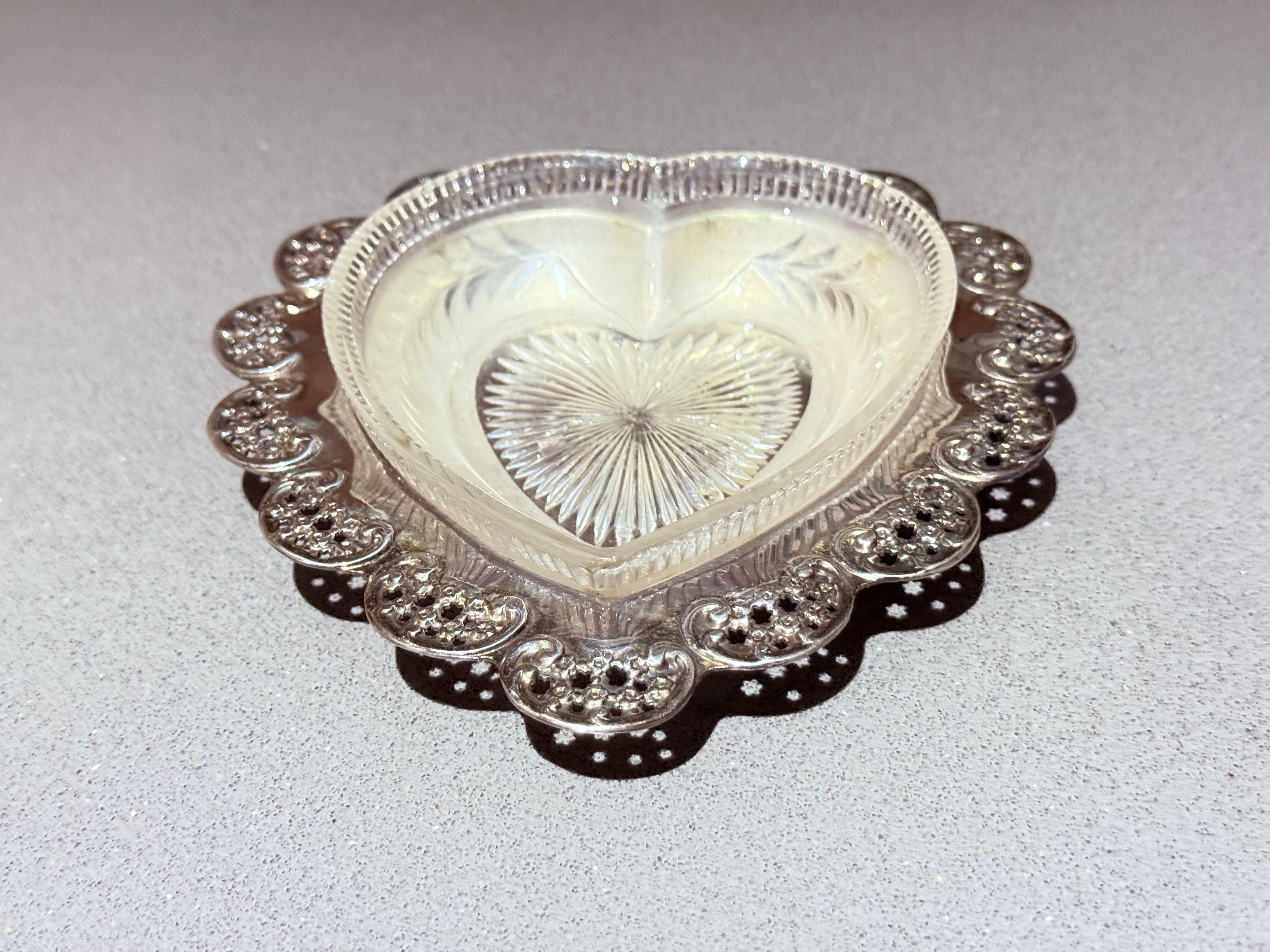 Art déco Boîte en argent et verre taillé en forme de cœur, vanité ou bibelot anglais ancien en vente