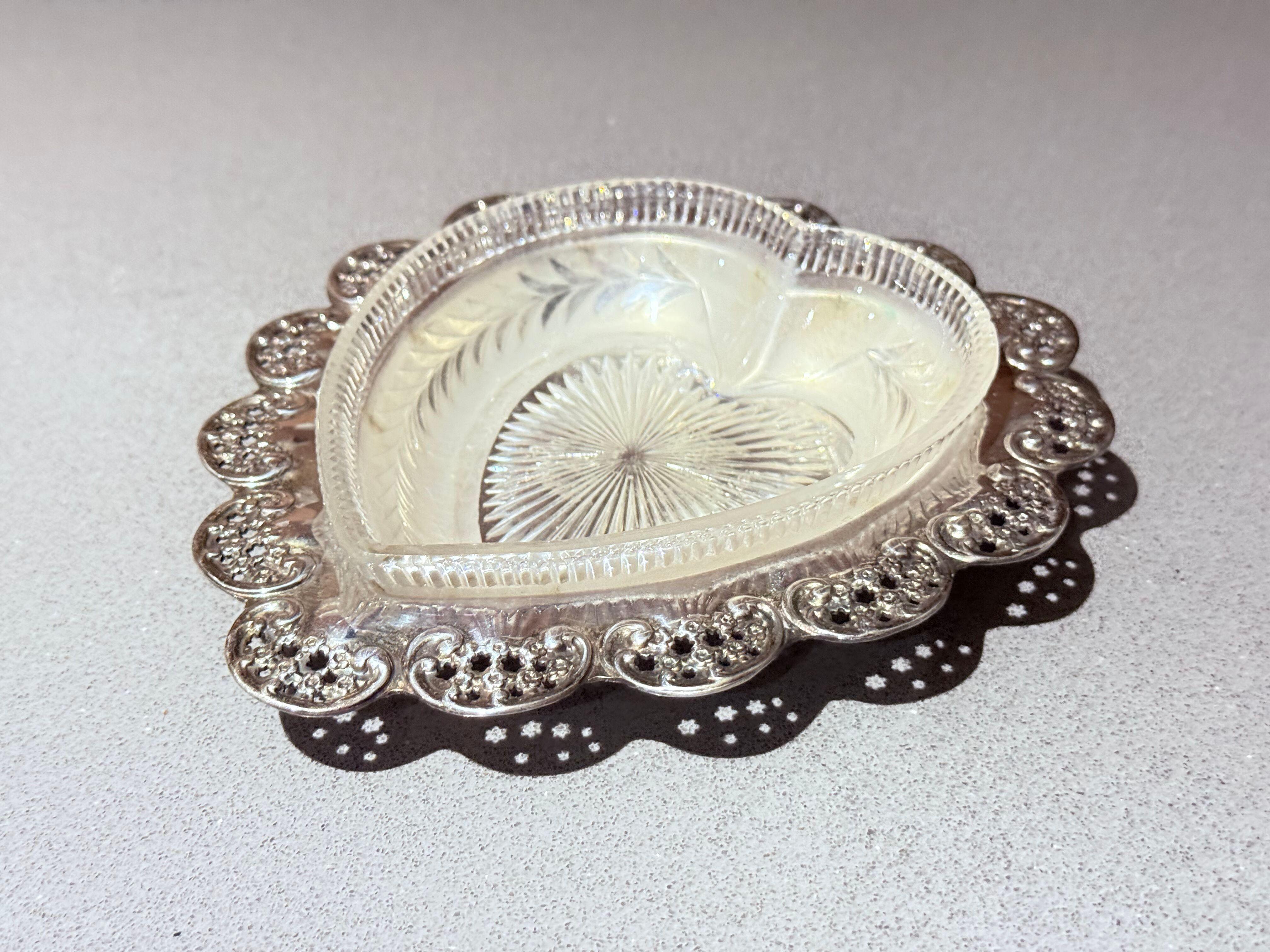 Anglais Boîte en argent et verre taillé en forme de cœur, vanité ou bibelot anglais ancien en vente