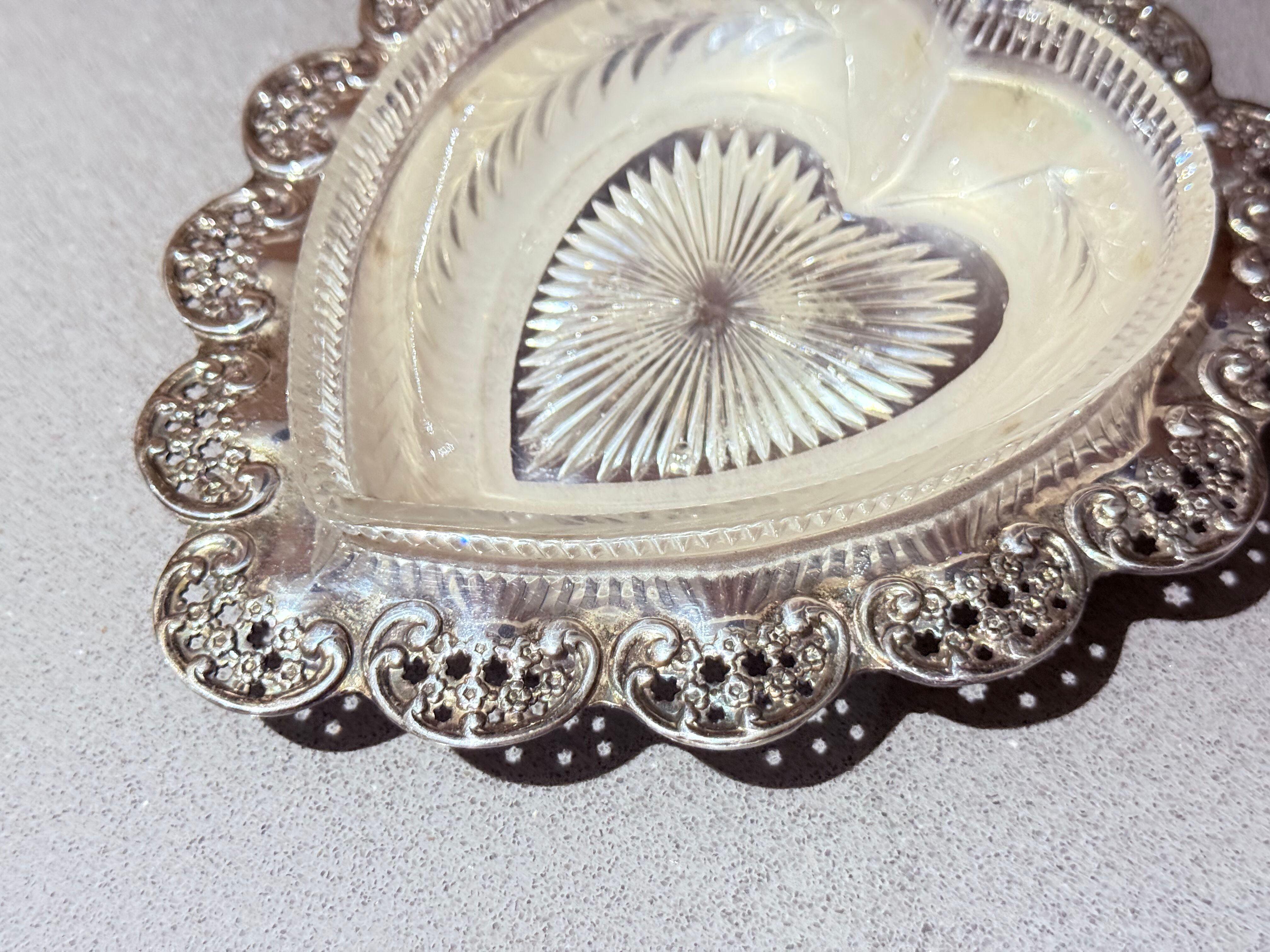 Sculpté Boîte en argent et verre taillé en forme de cœur, vanité ou bibelot anglais ancien en vente