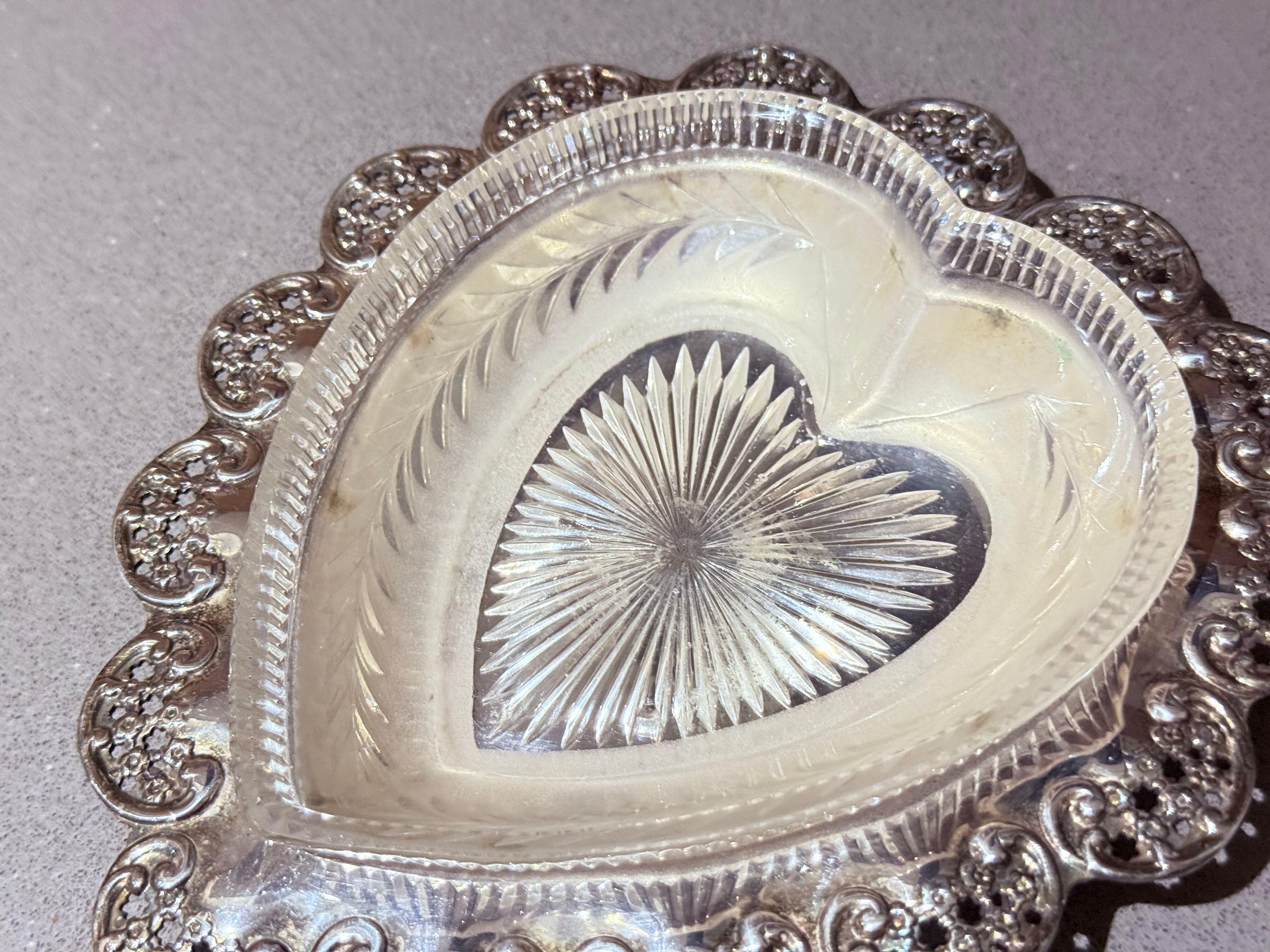 Boîte en argent et verre taillé en forme de cœur, vanité ou bibelot anglais ancien Excellent état - En vente à Wembley, GB