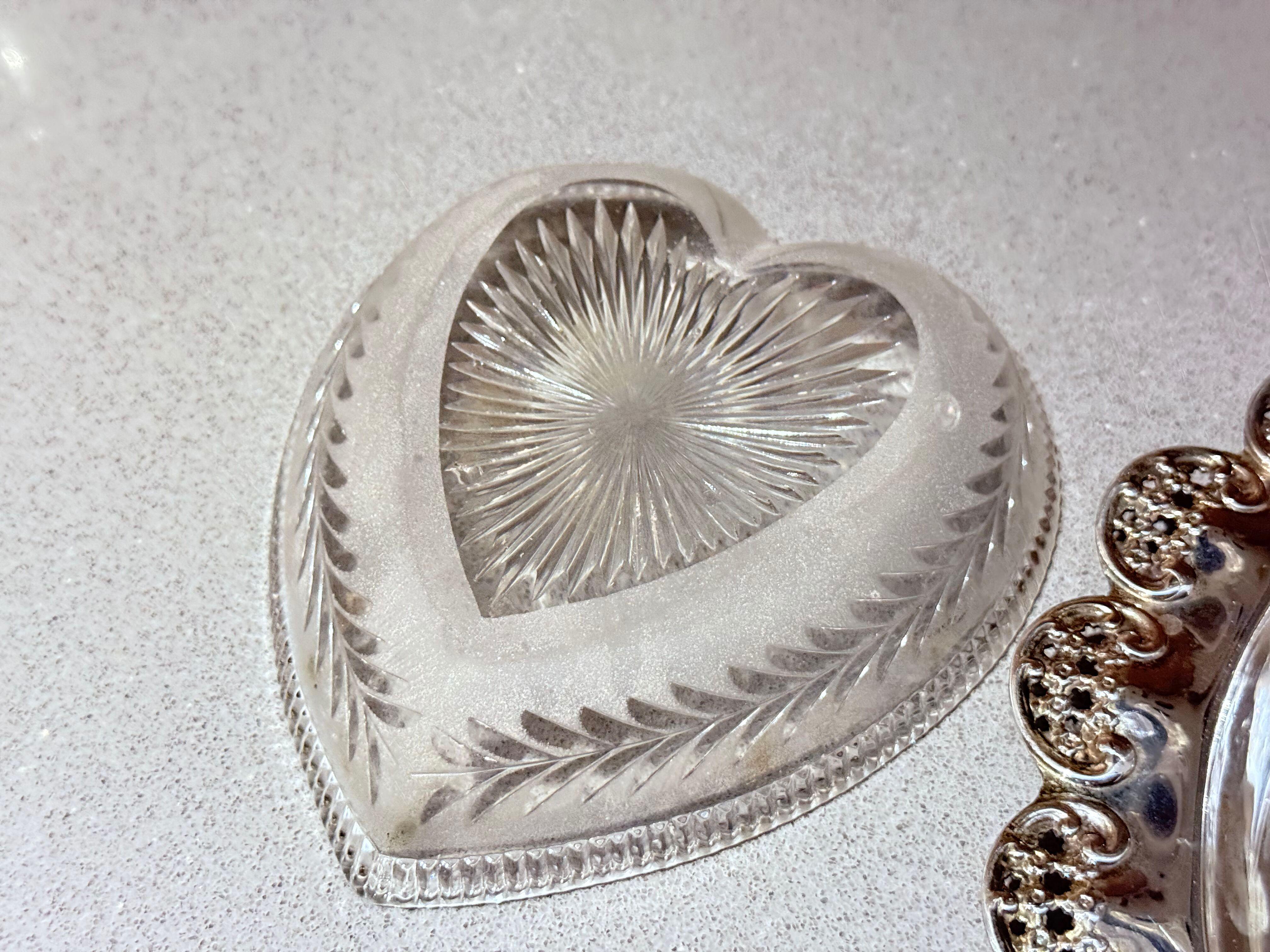 XIXe siècle Boîte en argent et verre taillé en forme de cœur, vanité ou bibelot anglais ancien en vente