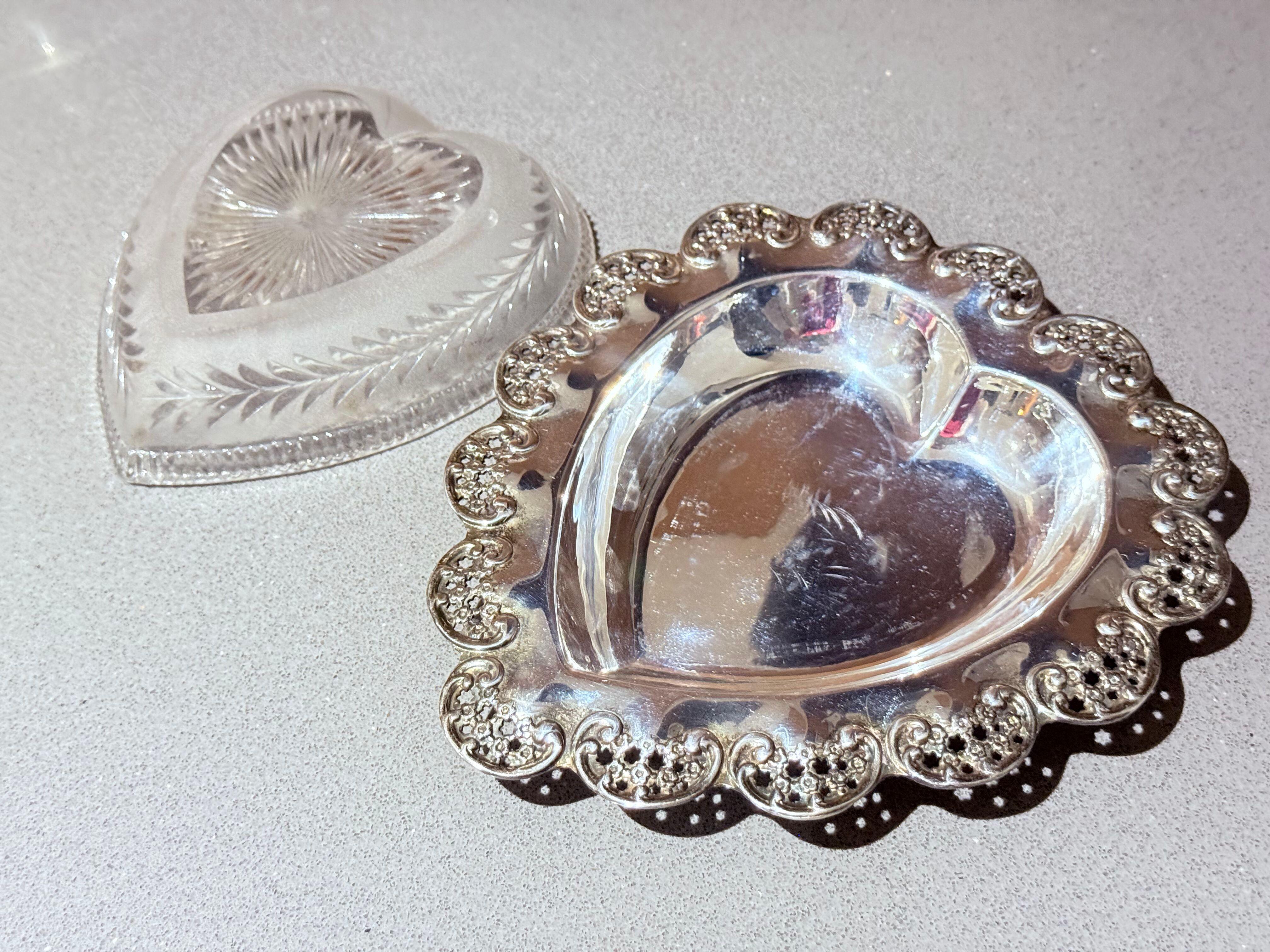 Plaqué or Boîte en argent et verre taillé en forme de cœur, vanité ou bibelot anglais ancien en vente