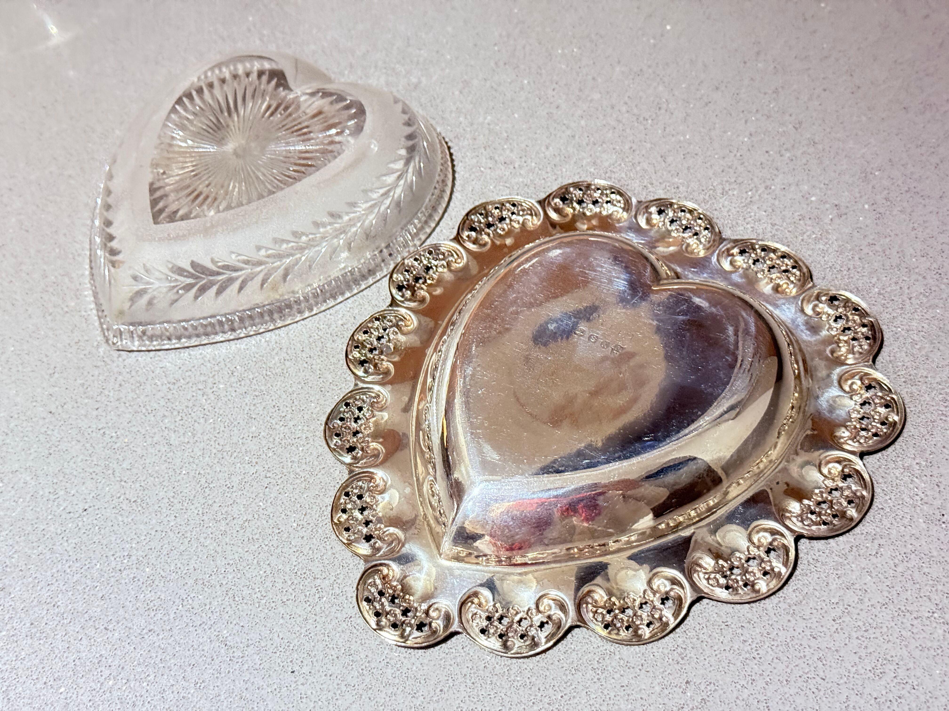 Boîte en argent et verre taillé en forme de cœur, vanité ou bibelot anglais ancien en vente 1