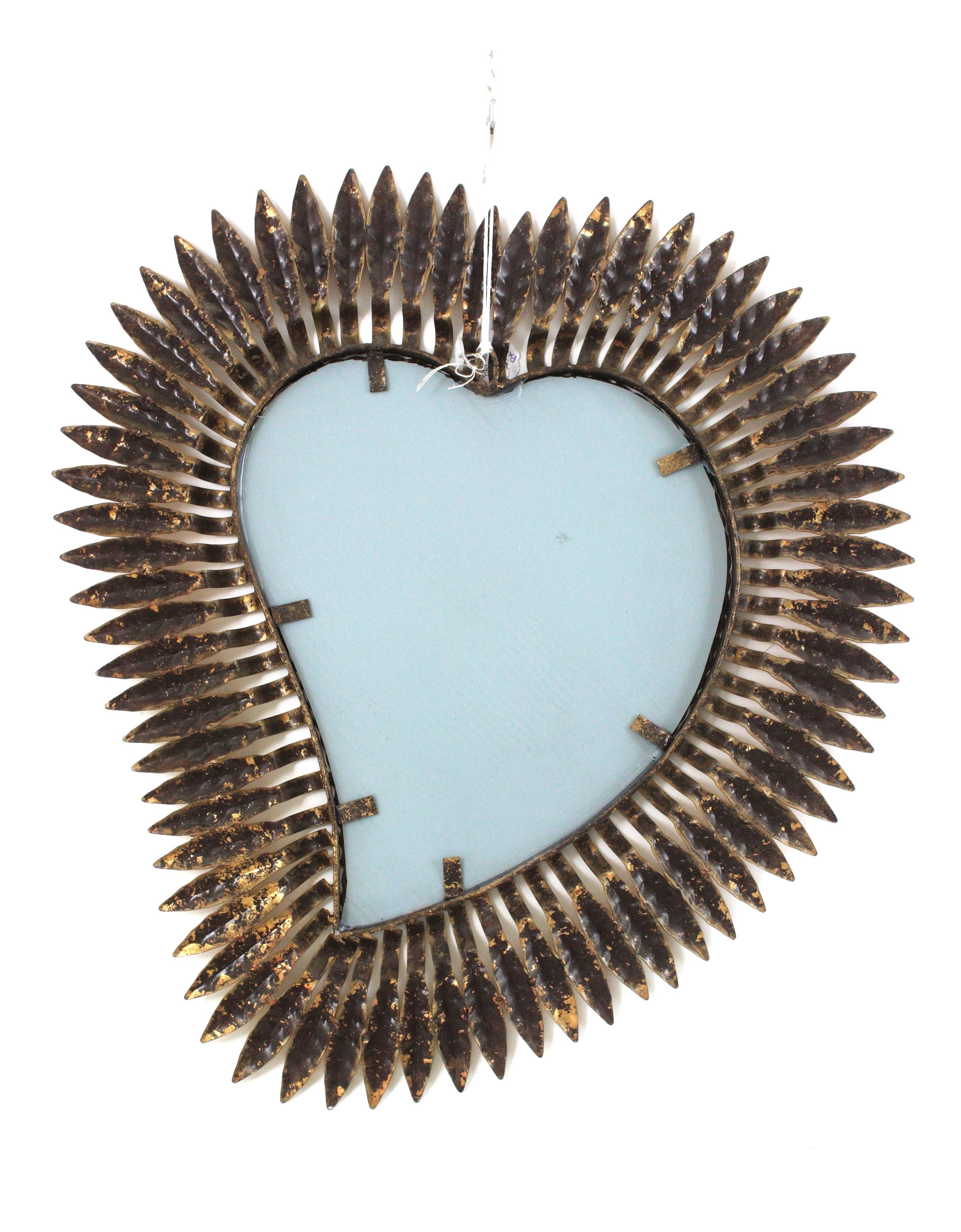 Miroir en forme de cœur en fer doré, années 1950 en vente 2