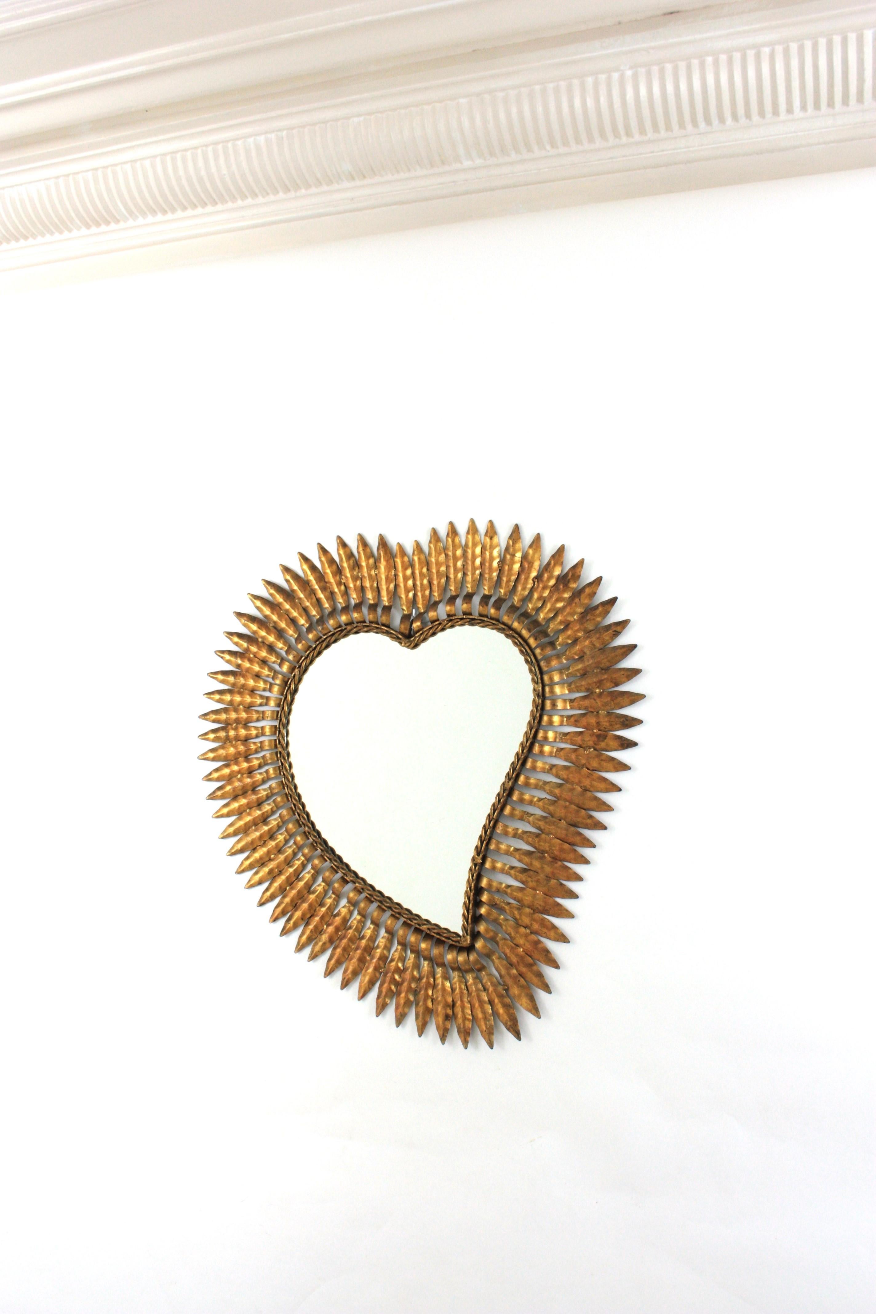 Miroir en forme de cœur en fer doré, années 1950 Bon état - En vente à Barcelona, ES
