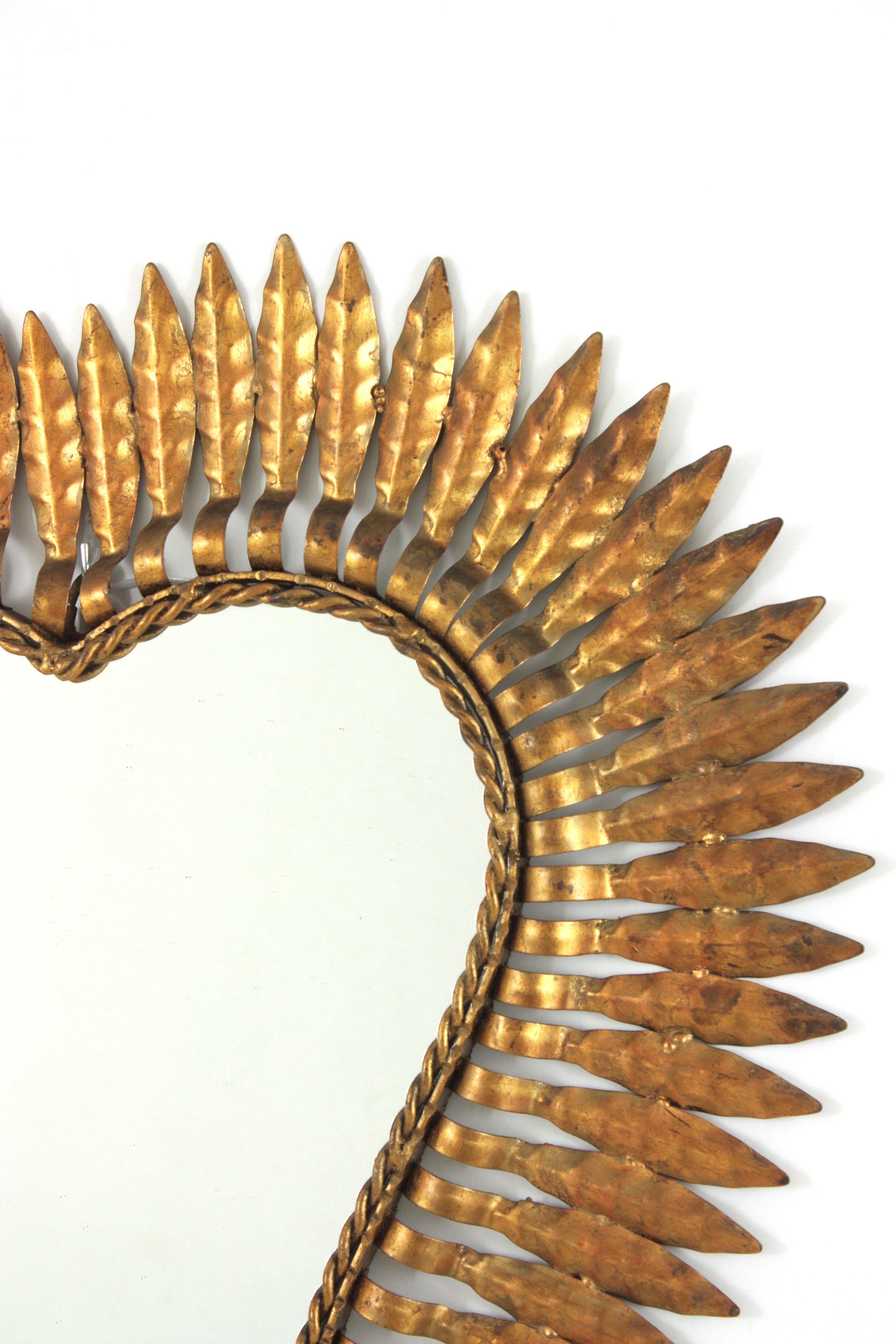 Miroir en forme de cœur en fer doré, années 1950 en vente 1