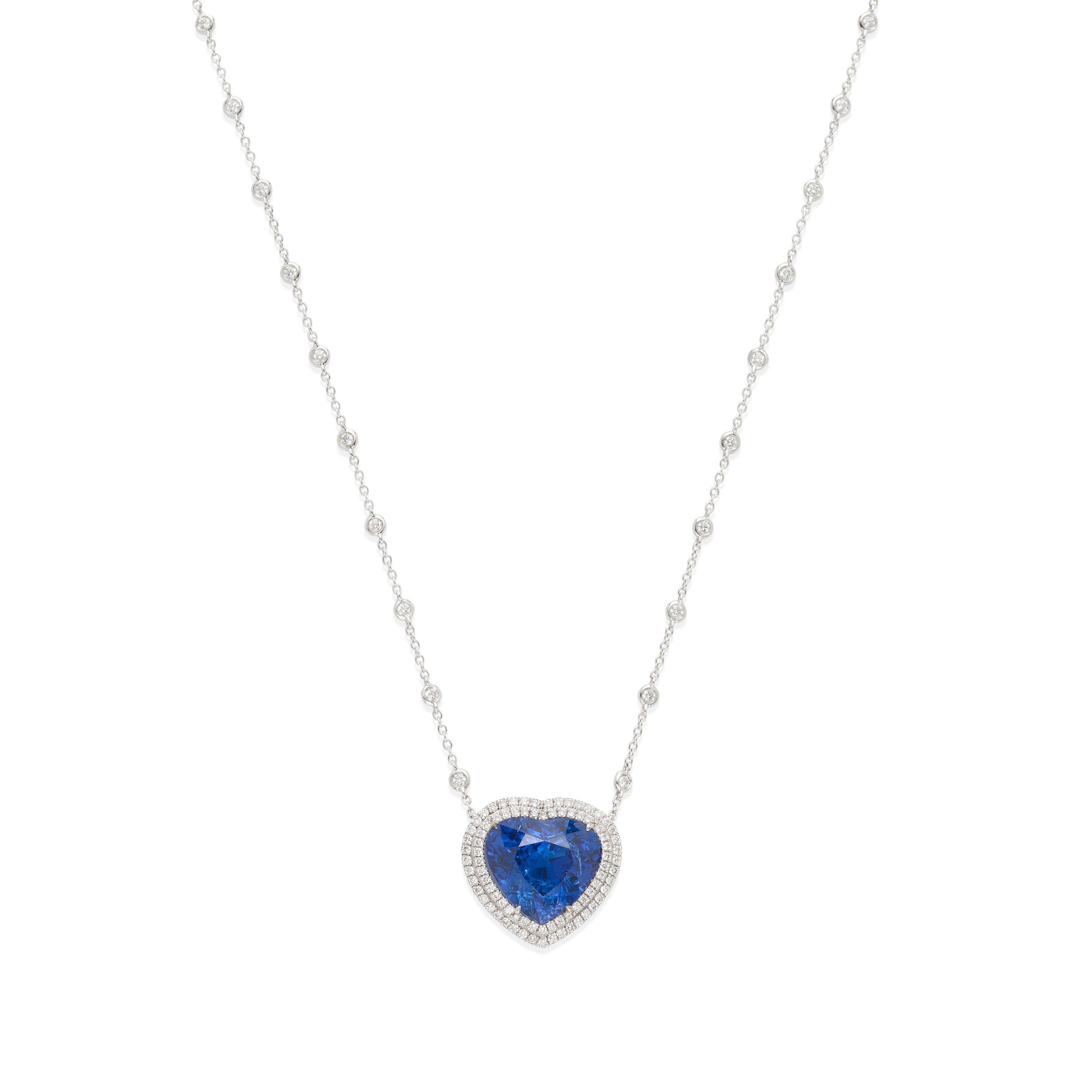 Moderno Collana con tanzanite a forma di cuore e diamanti da 17,63 carati in oro bianco 18 carati con certificato GIA in vendita