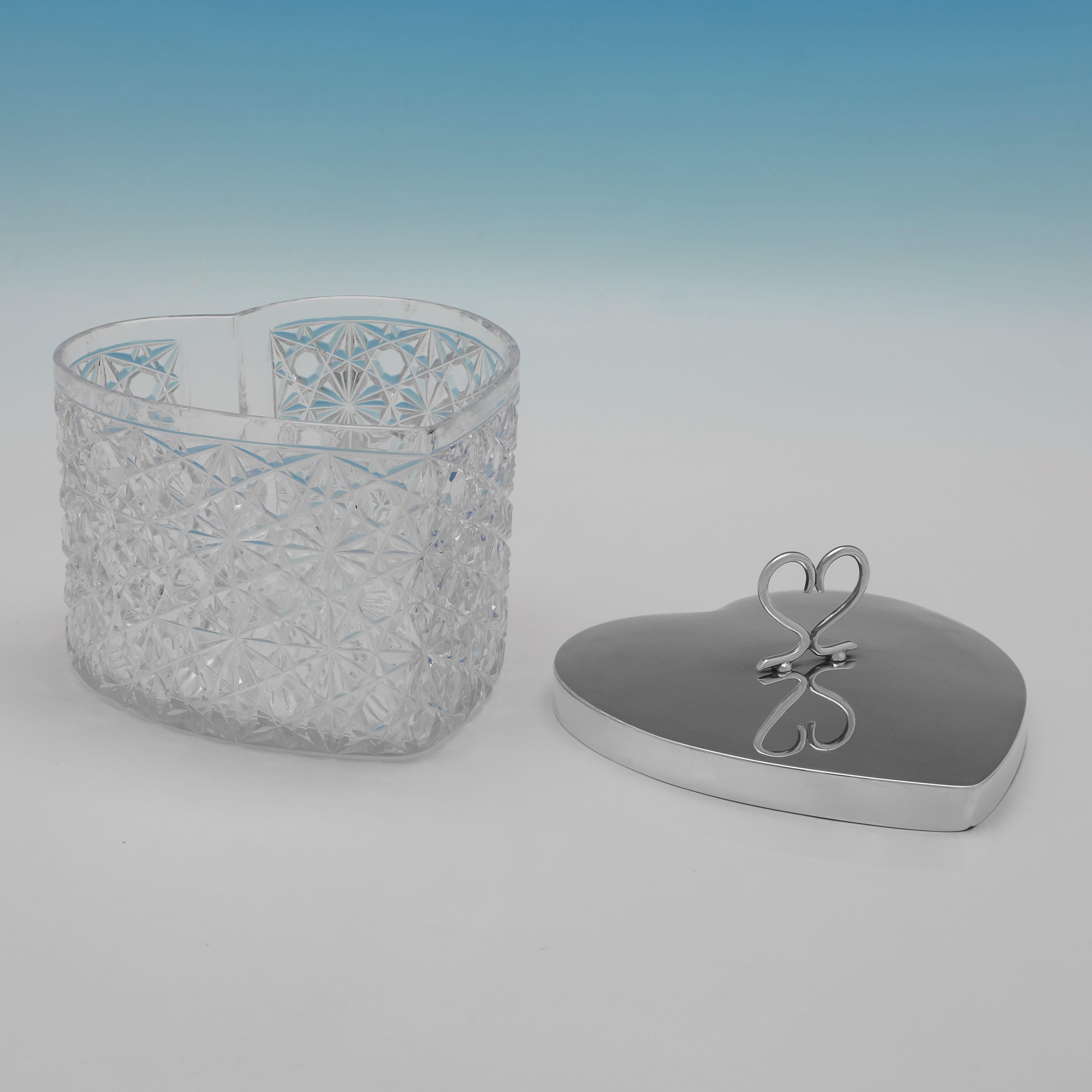 Herzförmige viktorianische Biskuitschachtel aus Sterlingsilber und Glas von Heath & Middleton (Viktorianisch) im Angebot