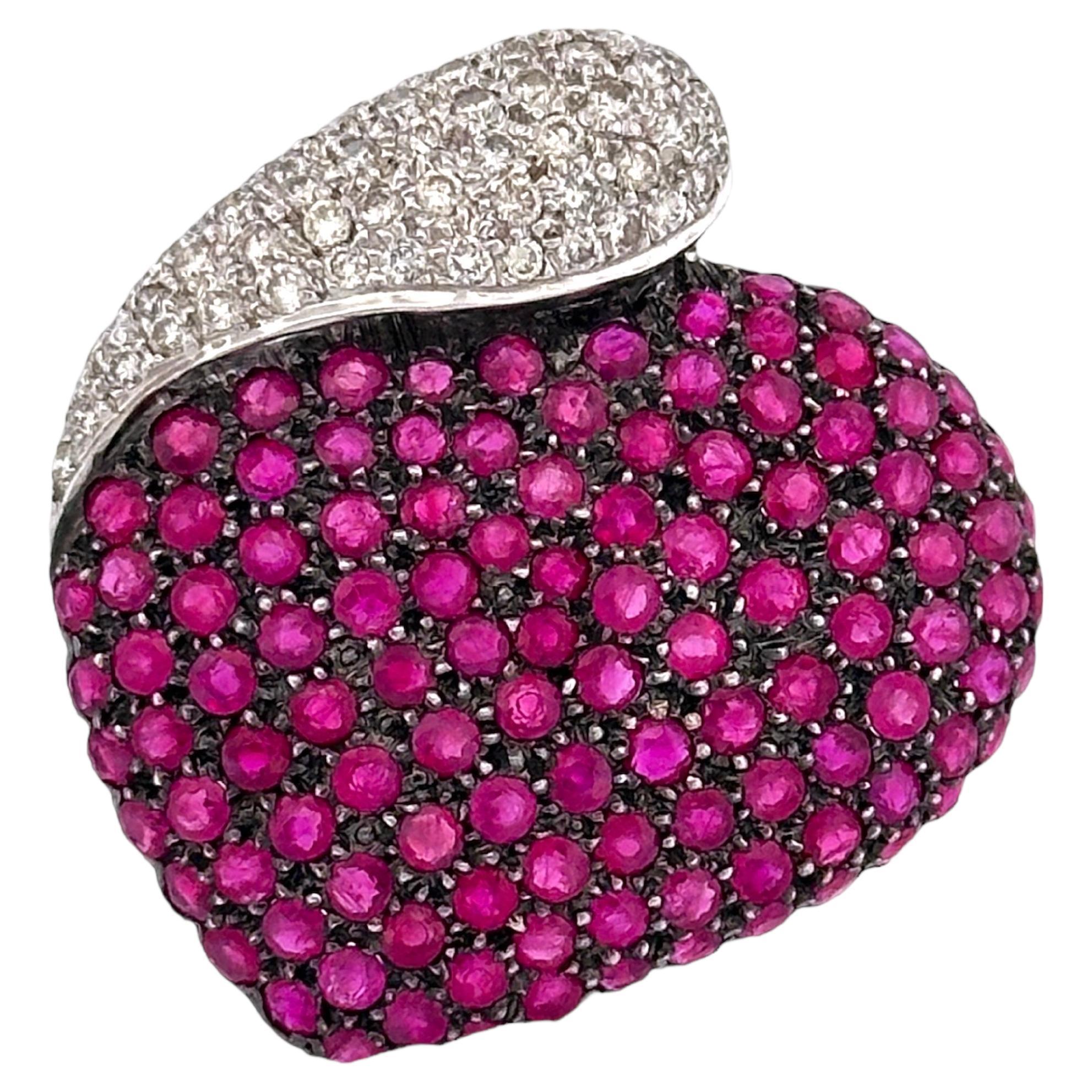 Colgante de diamante blanco y rubí rojo en forma de corazón