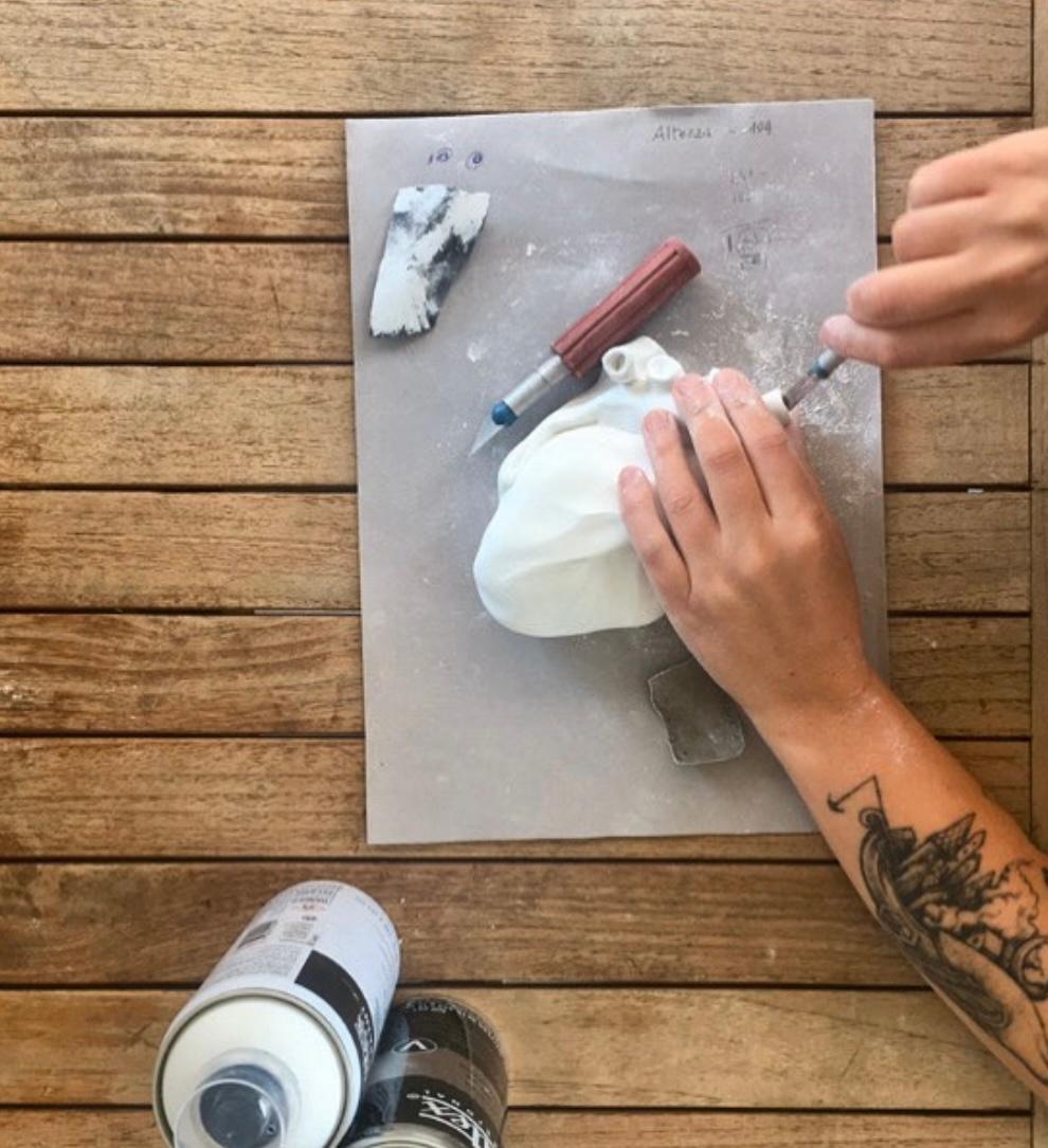 Décoration murale blanche en forme de cœur, 2022, fabriquée à la main en Italie, pièce unique et anatomique en vente 3