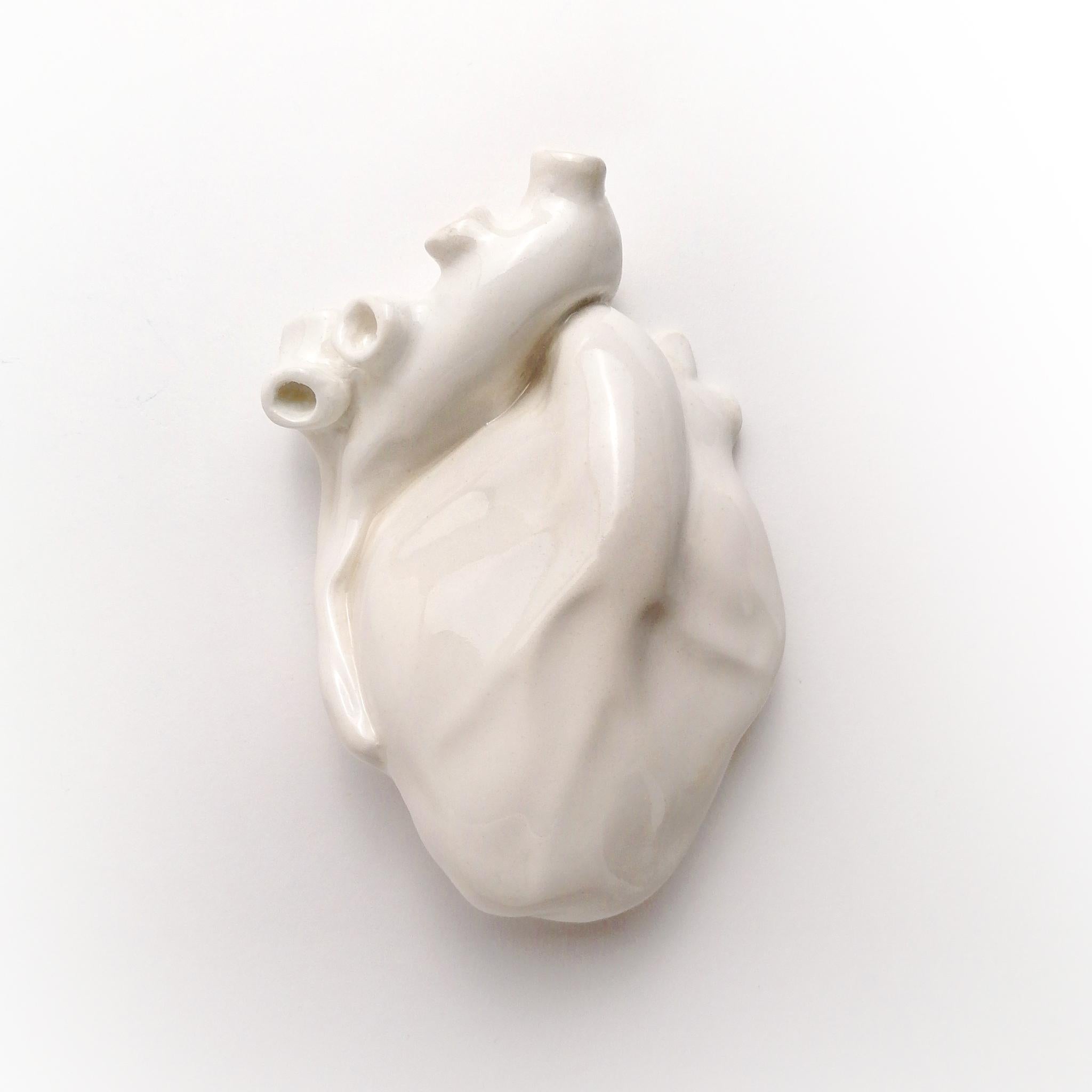 Herzförmiges weißes Wanddekor, 2022, handgefertigt in Italien, Anatomisches Einzelstück (Handgefertigt) im Angebot