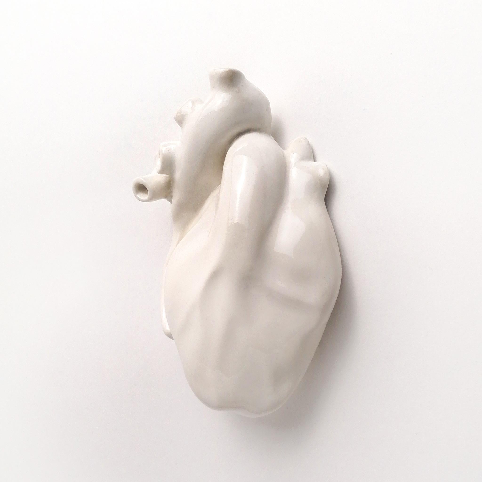 XXIe siècle et contemporain Décoration murale blanche en forme de cœur, 2022, fabriquée à la main en Italie, pièce unique et anatomique en vente