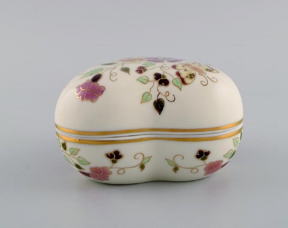 Hongrois Boîte à couvercle Zsolnay en forme de cœur en porcelaine de couleur crème avec fleurs en vente