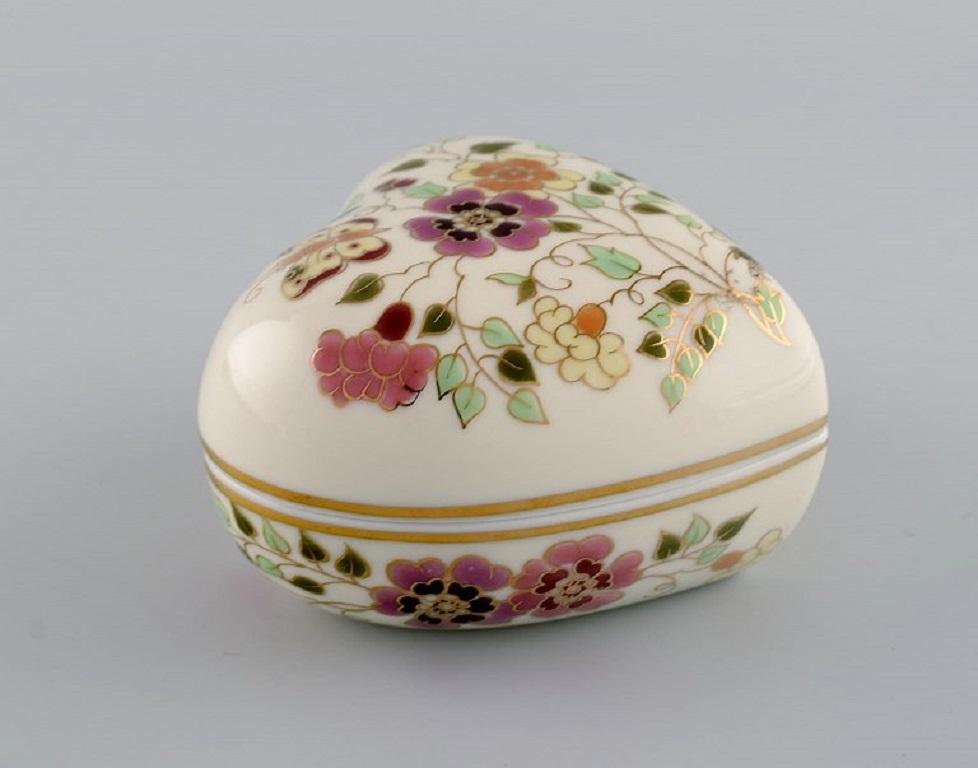 Peint à la main Boîte à couvercle Zsolnay en forme de cœur en porcelaine de couleur crème avec fleurs en vente