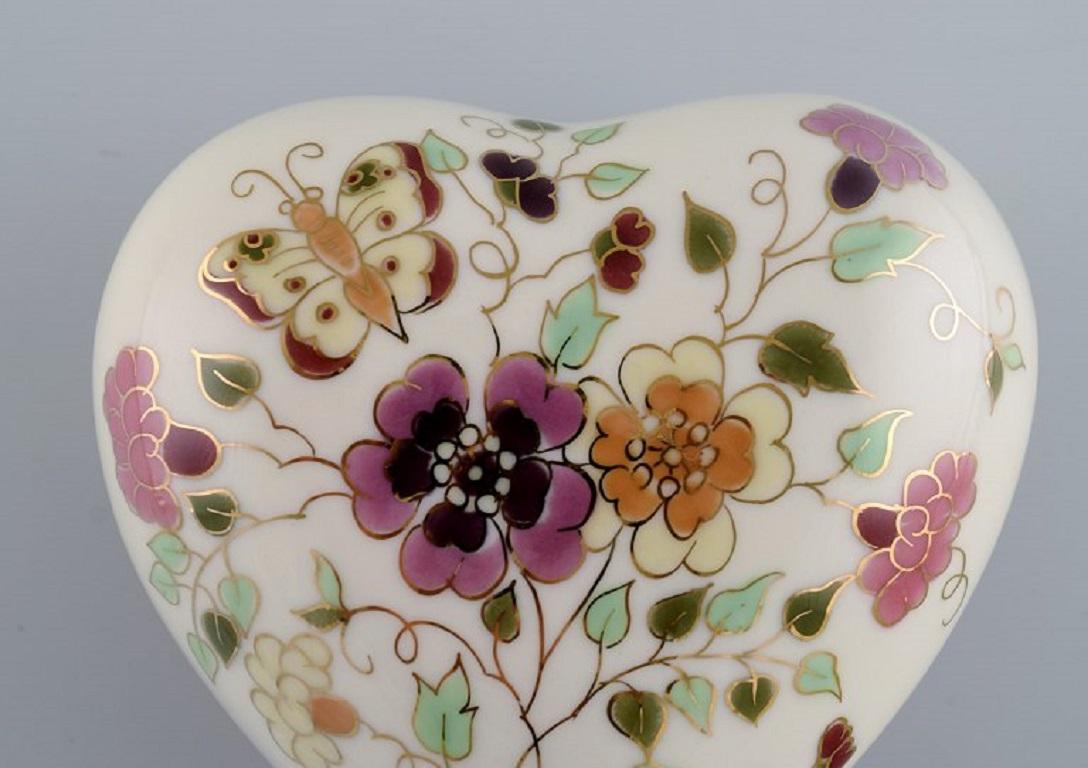 Herzförmige Zsolnay-Schachtel mit Deckel aus cremefarbenem Porzellan mit Blumen (Ungarisch) im Angebot