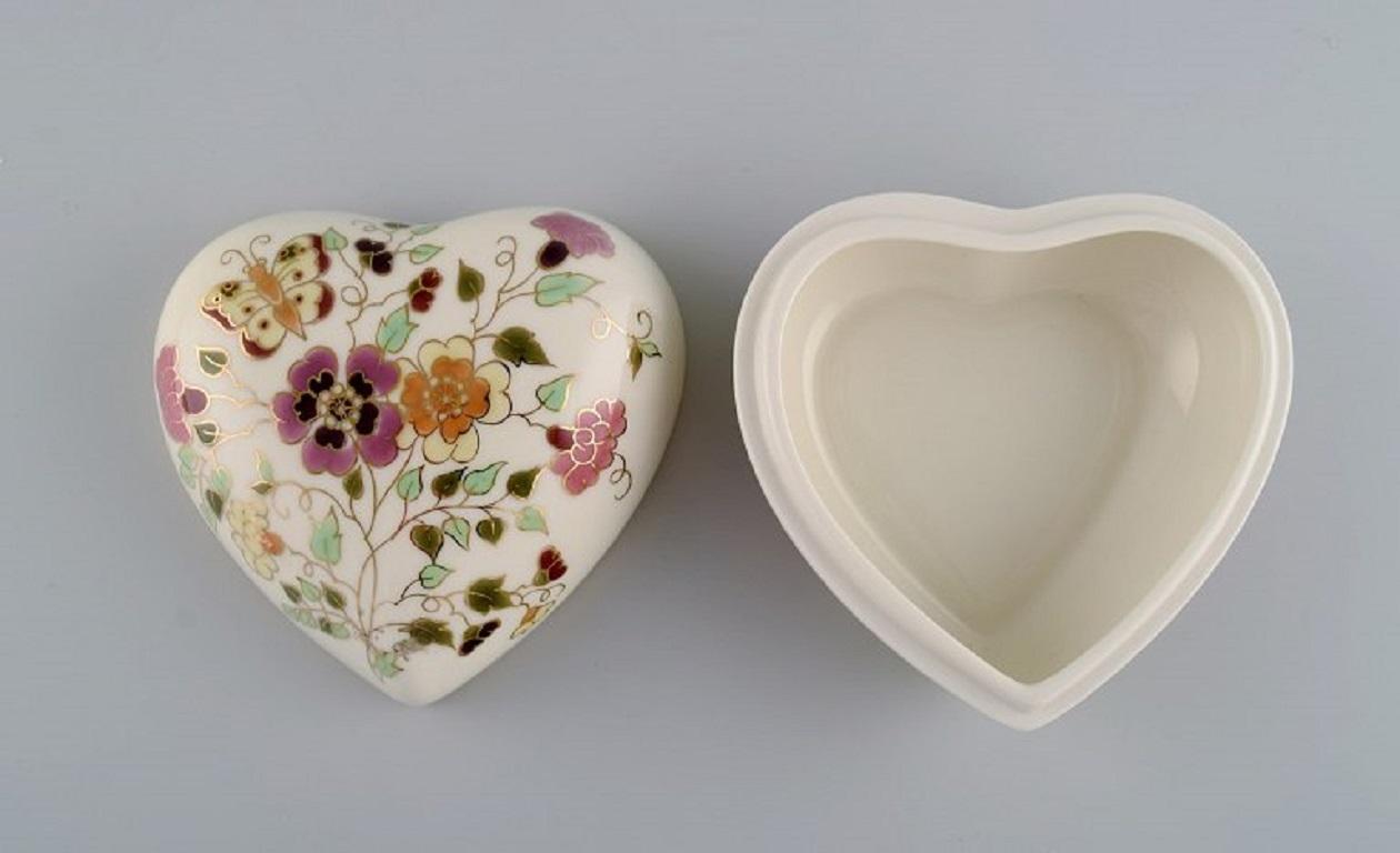 Hungarian Heart-Shaped Zsolnay Lidded Box in Cream-Colored Porcelain with Flowers For Sale