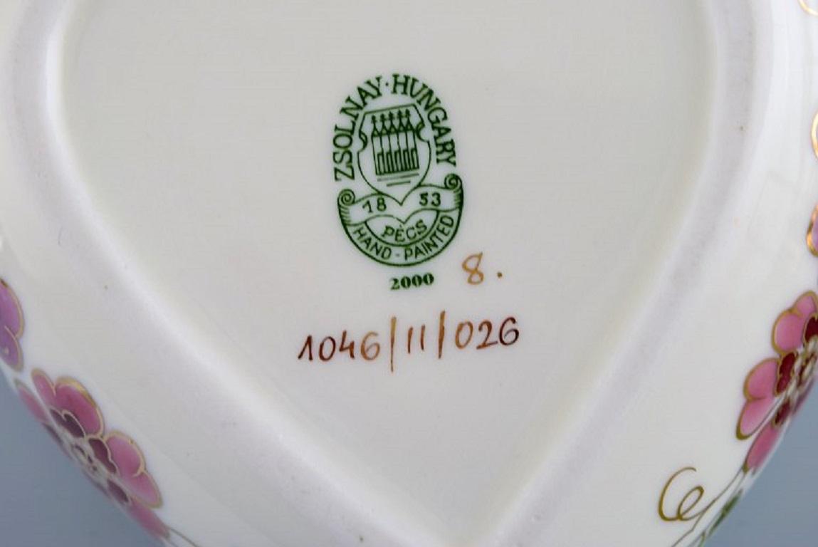 Porcelaine Boîte à couvercle Zsolnay en forme de cœur en porcelaine de couleur crème avec fleurs en vente