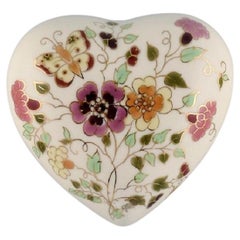 Herzförmige Zsolnay-Schachtel mit Deckel aus cremefarbenem Porzellan mit Blumen