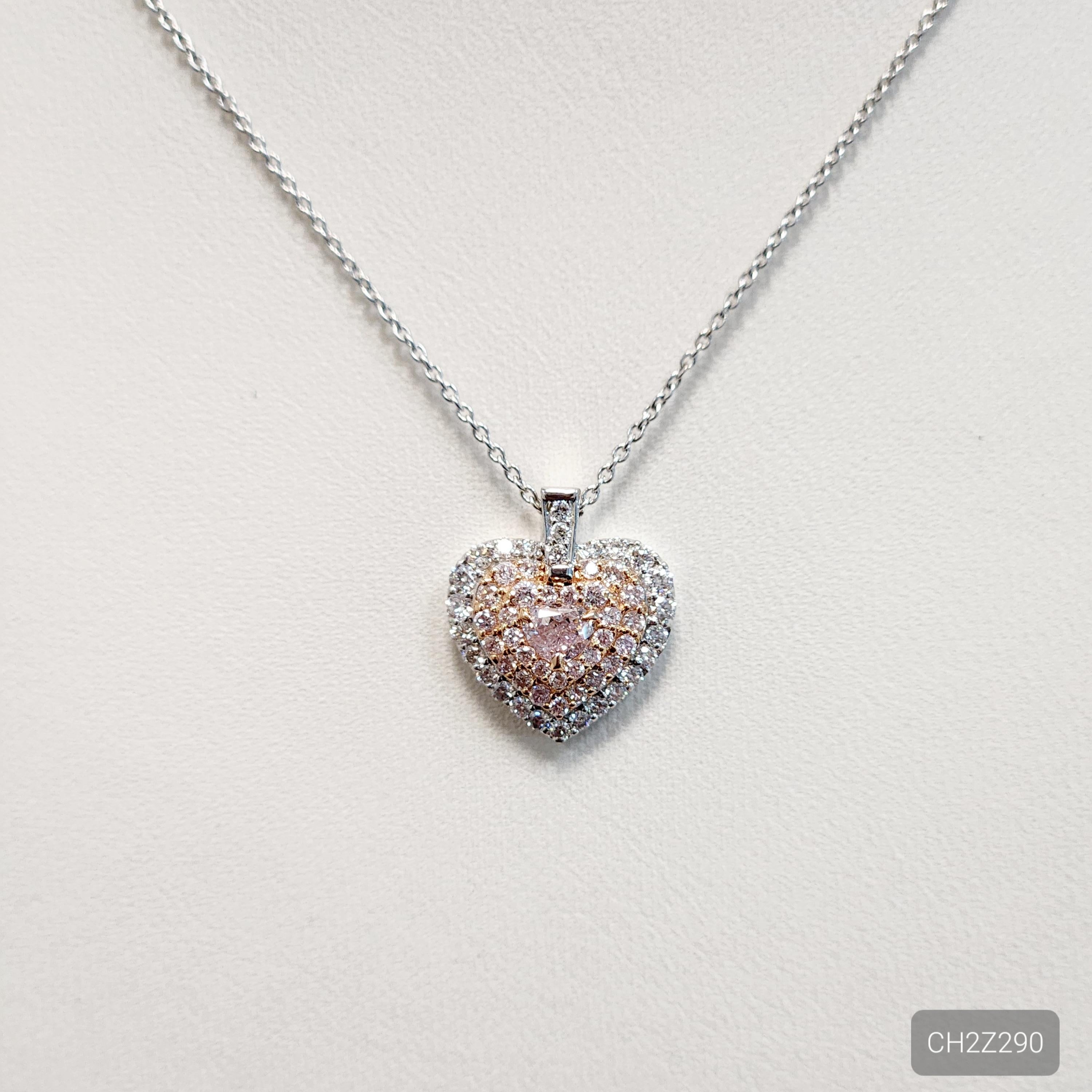 Die herzförmige rosa Diamant-Halskette ist ein auffallendes Schmuckstück, das einen wunderschönen herzförmigen rosa Diamanten von 0,20 Karat zeigt, der von einem Halo aus weißen und rosa Nahkampfdiamanten von 0,21 Karat und 0,24 Karat umgeben ist.