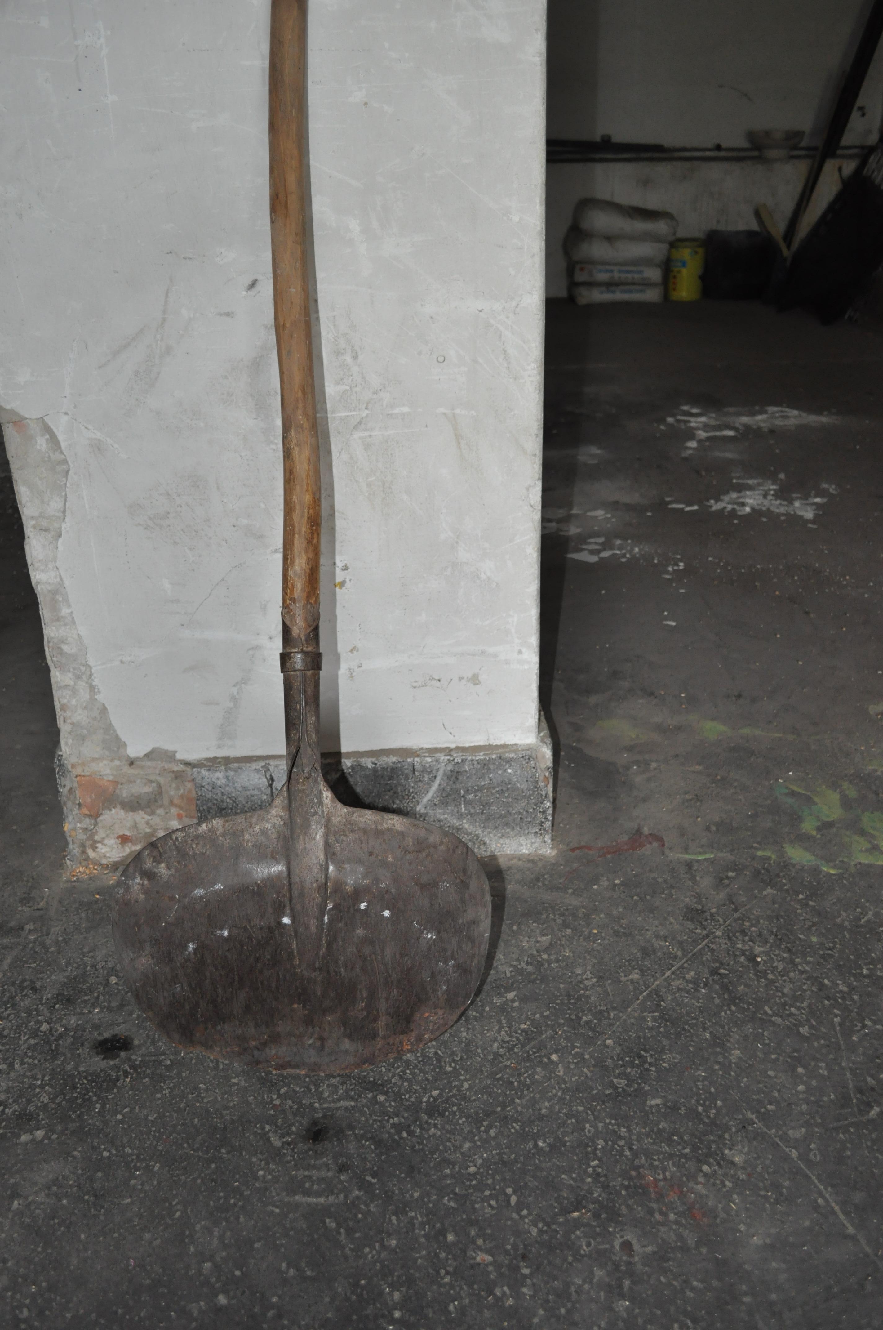 Heart shovel. With original wooden handle, and with iron sheet shovel. Original, cleaned condition with patina.
Measures: Length (Depth) 1.57 in
Width 16.14 in
Height 48.82 in.