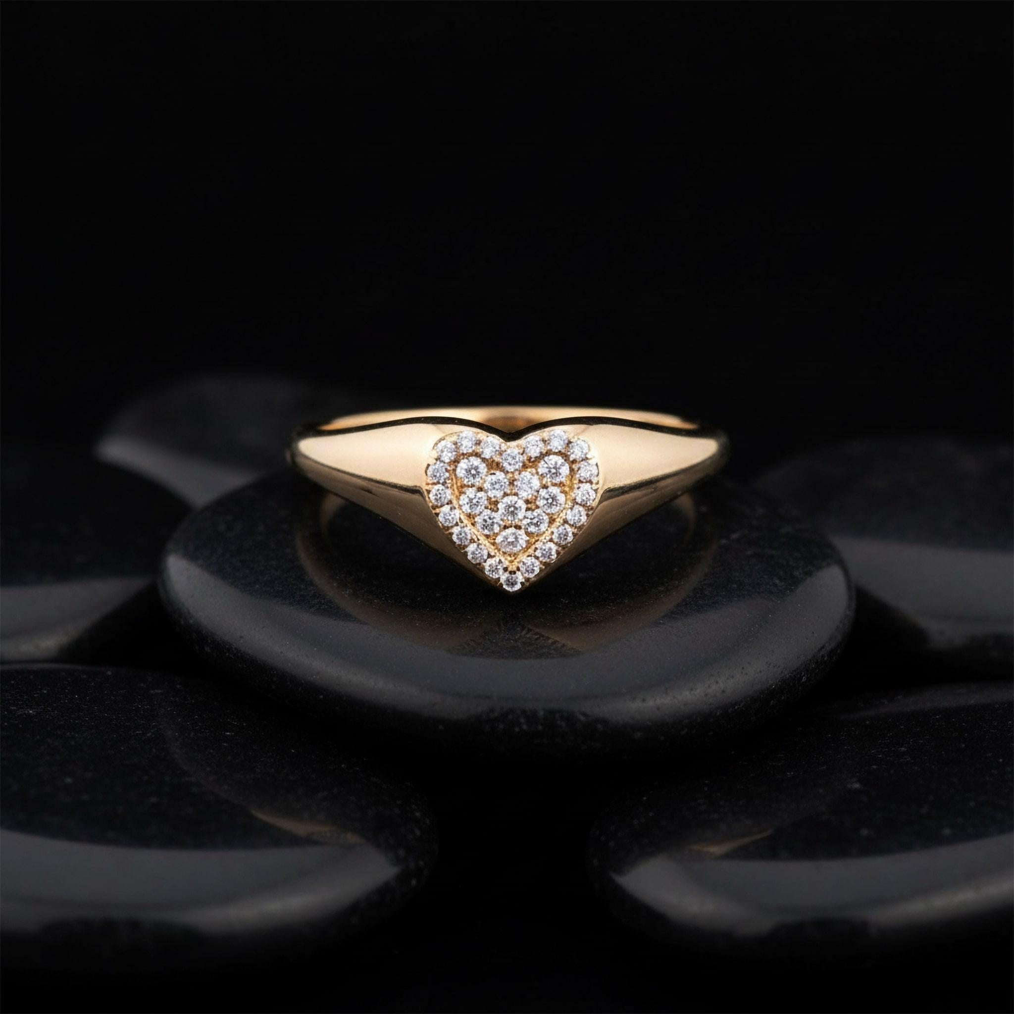 in vendita:  Anello Cuore Signet in oro giallo 14K (o 18k su richiesta) con diamanti 3