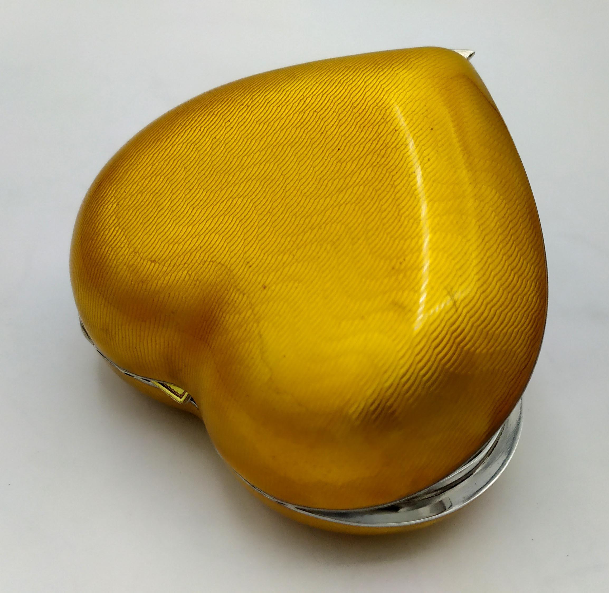 Heart-shaped table box in 925/1000 sterling silver with translucent enamel fired on guilloche above and below. Contemporary modern style. Dimensions cm. 9 x 9.5 cm high. 3.Weight gr. 229.
 Designed by Giorgio Salimbeni in 1990 and produced in