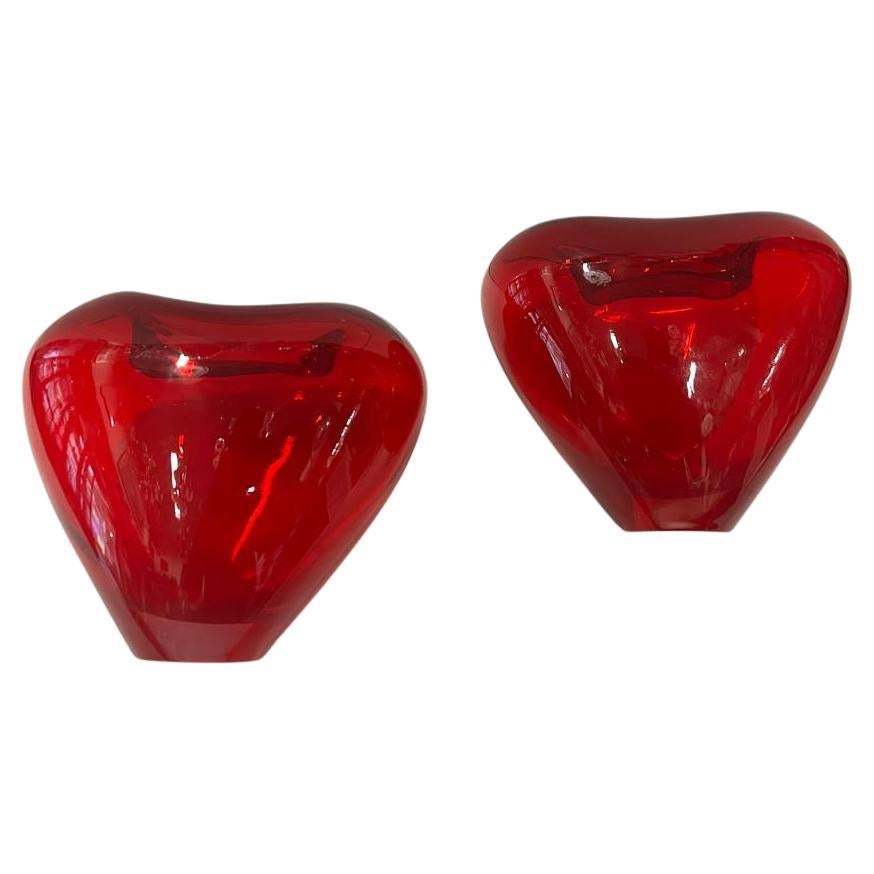 Deux vases en forme de cœur en verre de Murano par Maria Christina Hamel, années 1990, bon état d'origine.

Dimensions grand cœur :
Hauteur : 16.5 cm
Largeur : 16 cm
Profondeur : 12 cm

Dimensions petit cœur :
Hauteur : 13 cm
Largeur : 15.5