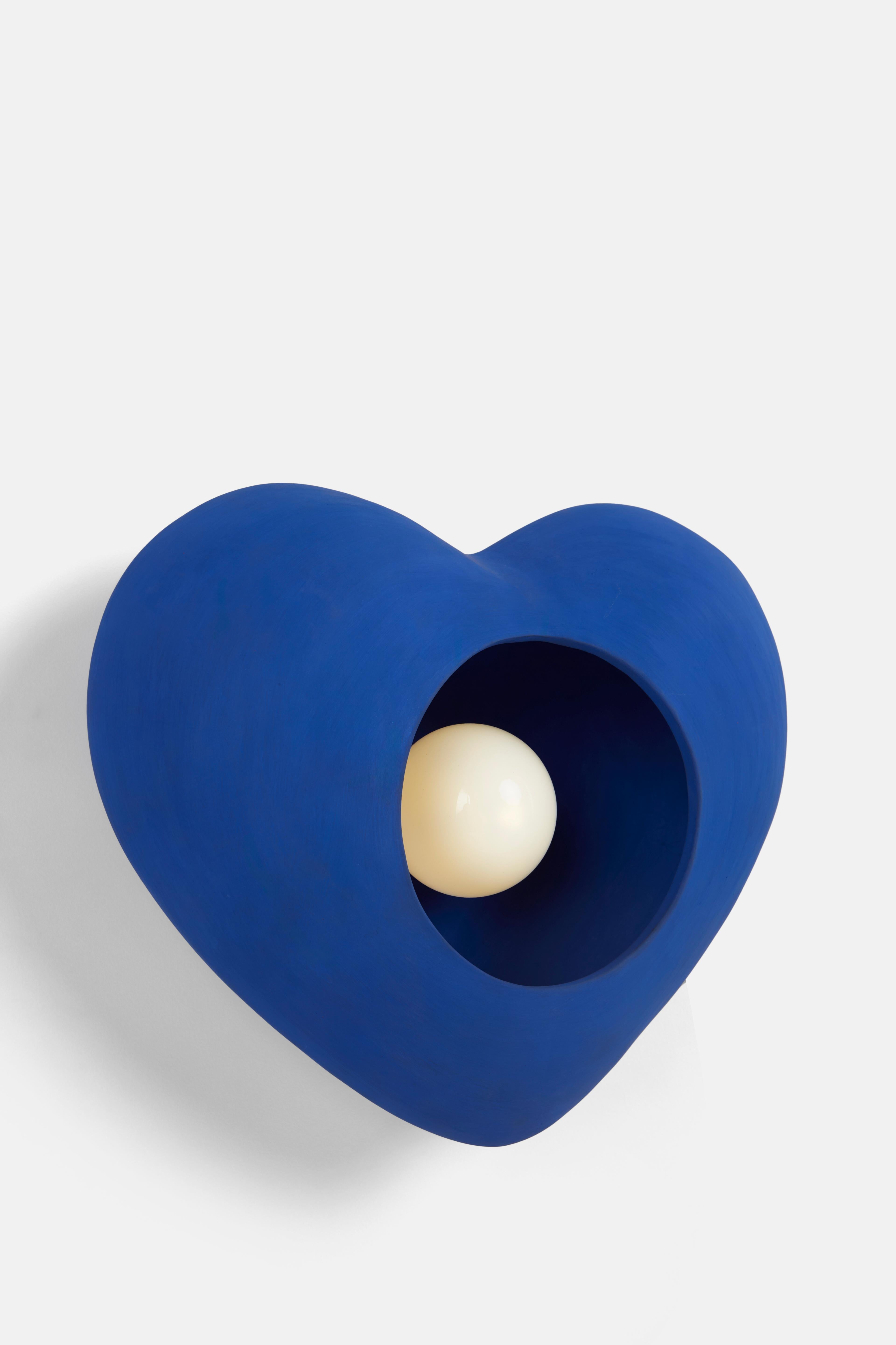 Lampada da parete Heart di Hatsu
Dimensioni: P 15,3 x L 34,3 x H 30,5 cm
Materiali: Ceramica, vetro opalino.

Tutte le nostre lampade possono essere cablate a seconda del Paese. Se viene venduto negli Stati Uniti, sarà cablato per gli Stati Uniti,
