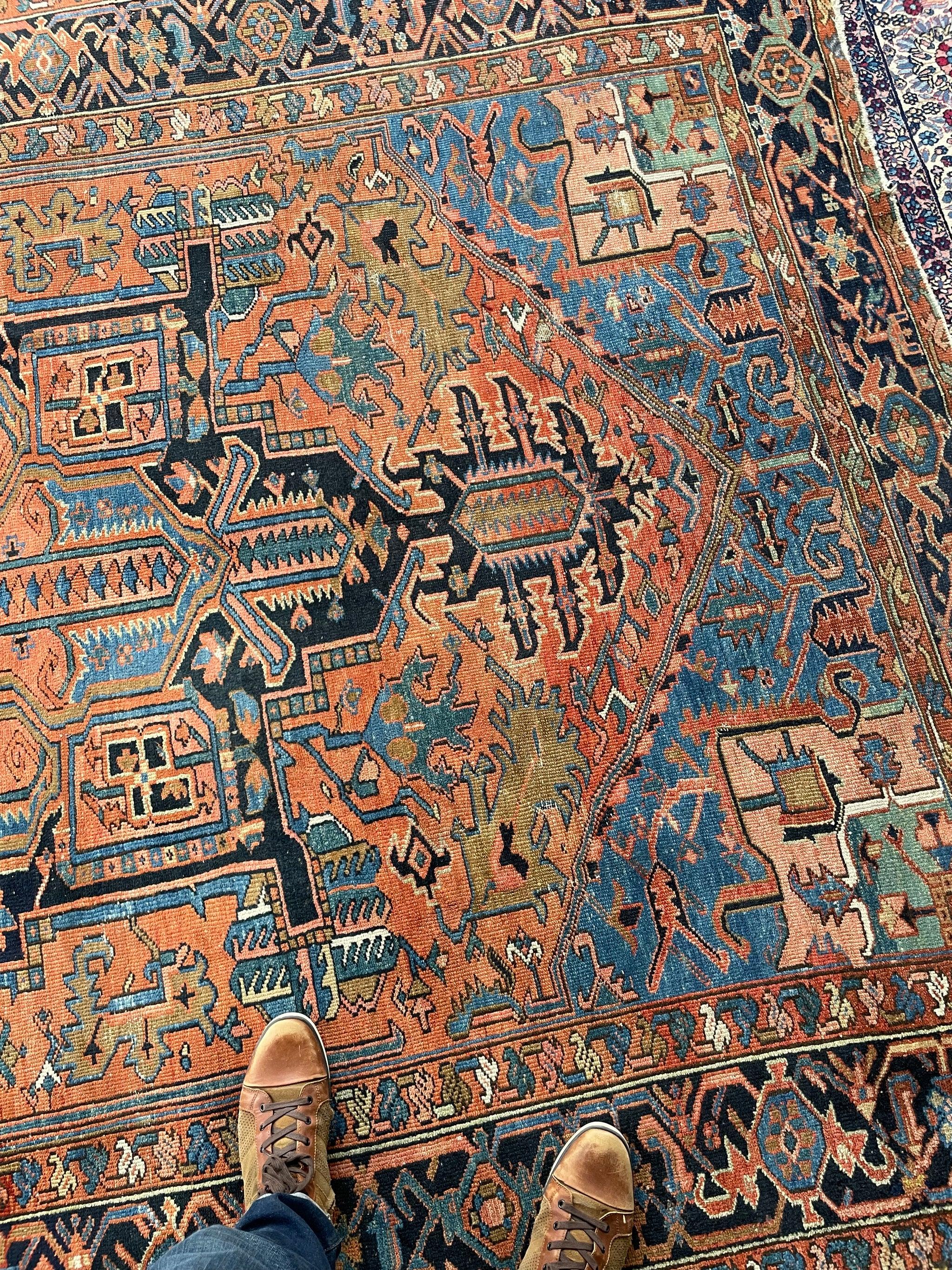 Heart-wrenchingly schöner zweifarbiger antiker Teppich, ca. 1920er Jahre im Angebot 6