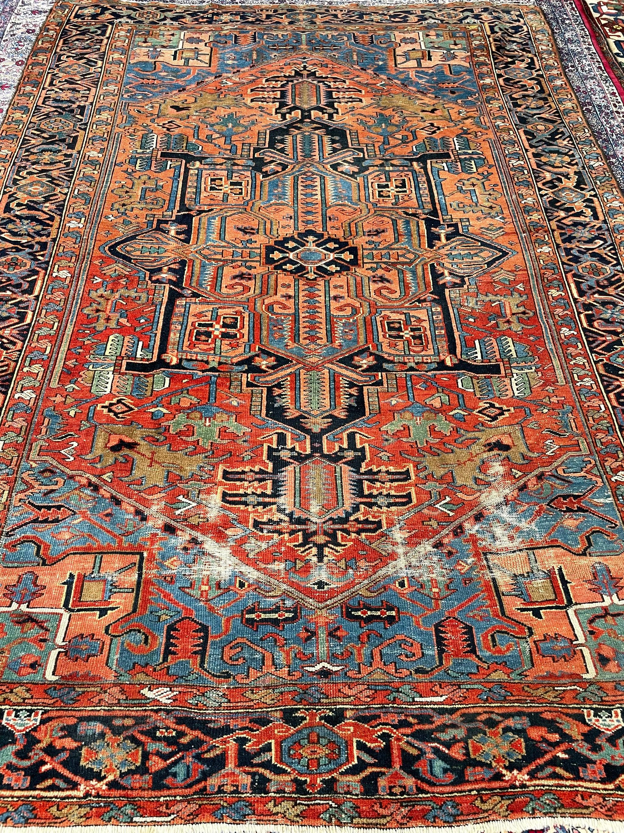 Heart-wrenchingly schöner zweifarbiger antiker Teppich, ca. 1920er Jahre im Angebot 10