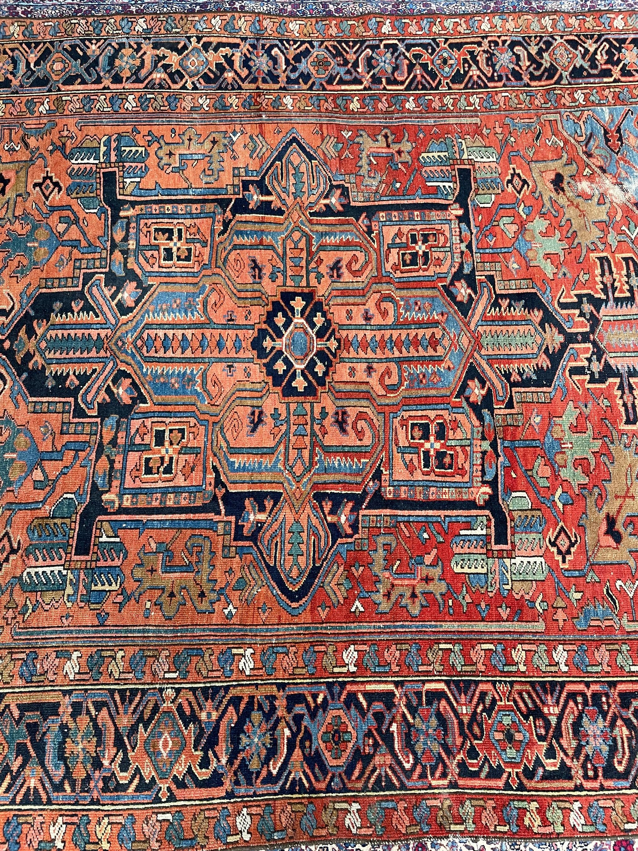 Heart-wrenchingly schöner zweifarbiger antiker Teppich, ca. 1920er Jahre im Angebot 11